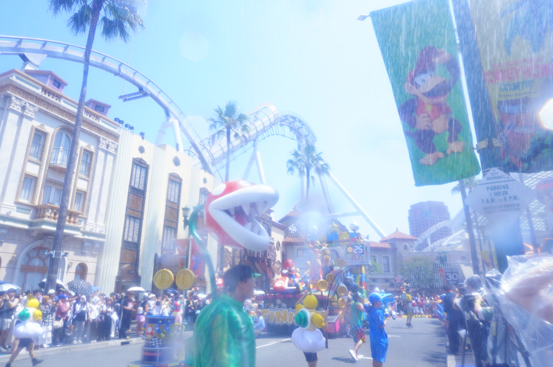 ハローキティ→ピーナッツ→ミニオン→セサミストリート→SING→マリオと仲間たち→ポケモンの順でフロートが登場