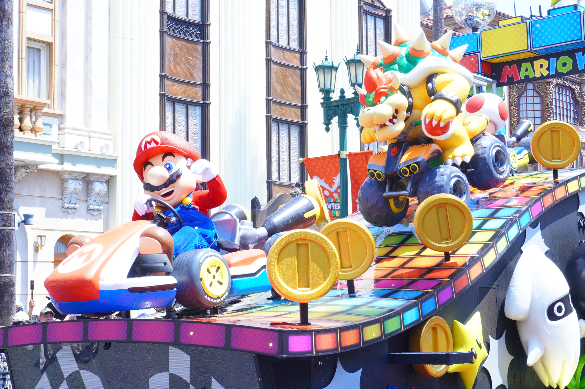 ハローキティ→ピーナッツ→ミニオン→セサミストリート→SING→マリオと仲間たち→ポケモンの順でフロートが登場