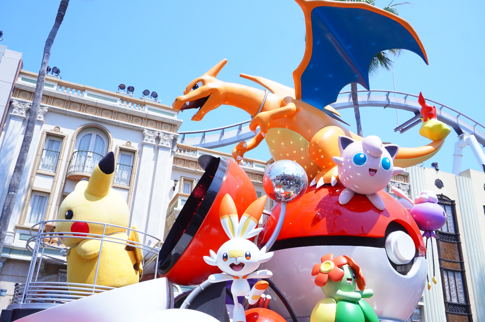 ハローキティ→ピーナッツ→ミニオン→セサミストリート→SING→マリオと仲間たち→ポケモンの順でフロートが登場