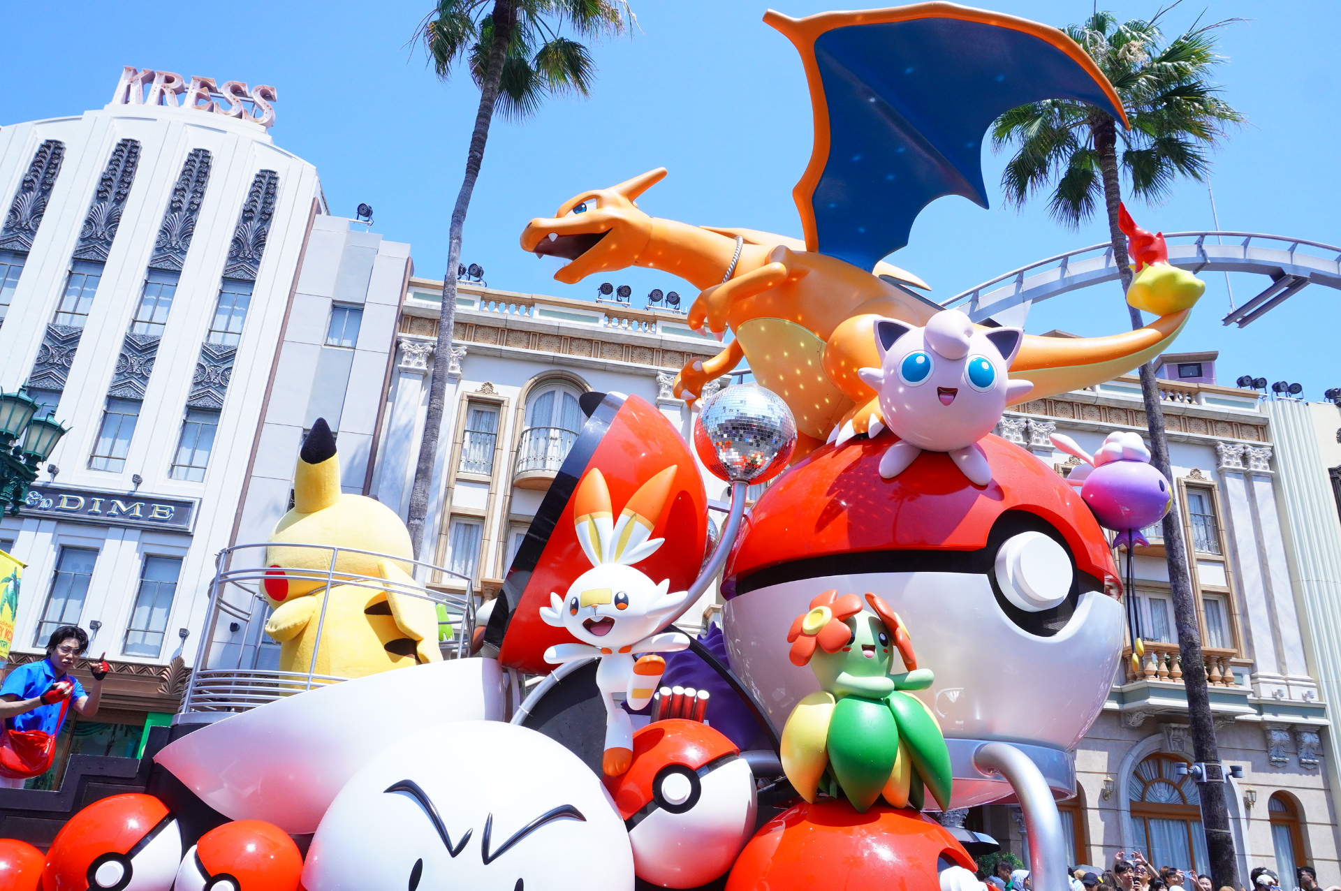 ハローキティ→ピーナッツ→ミニオン→セサミストリート→SING→マリオと仲間たち→ポケモンの順でフロートが登場