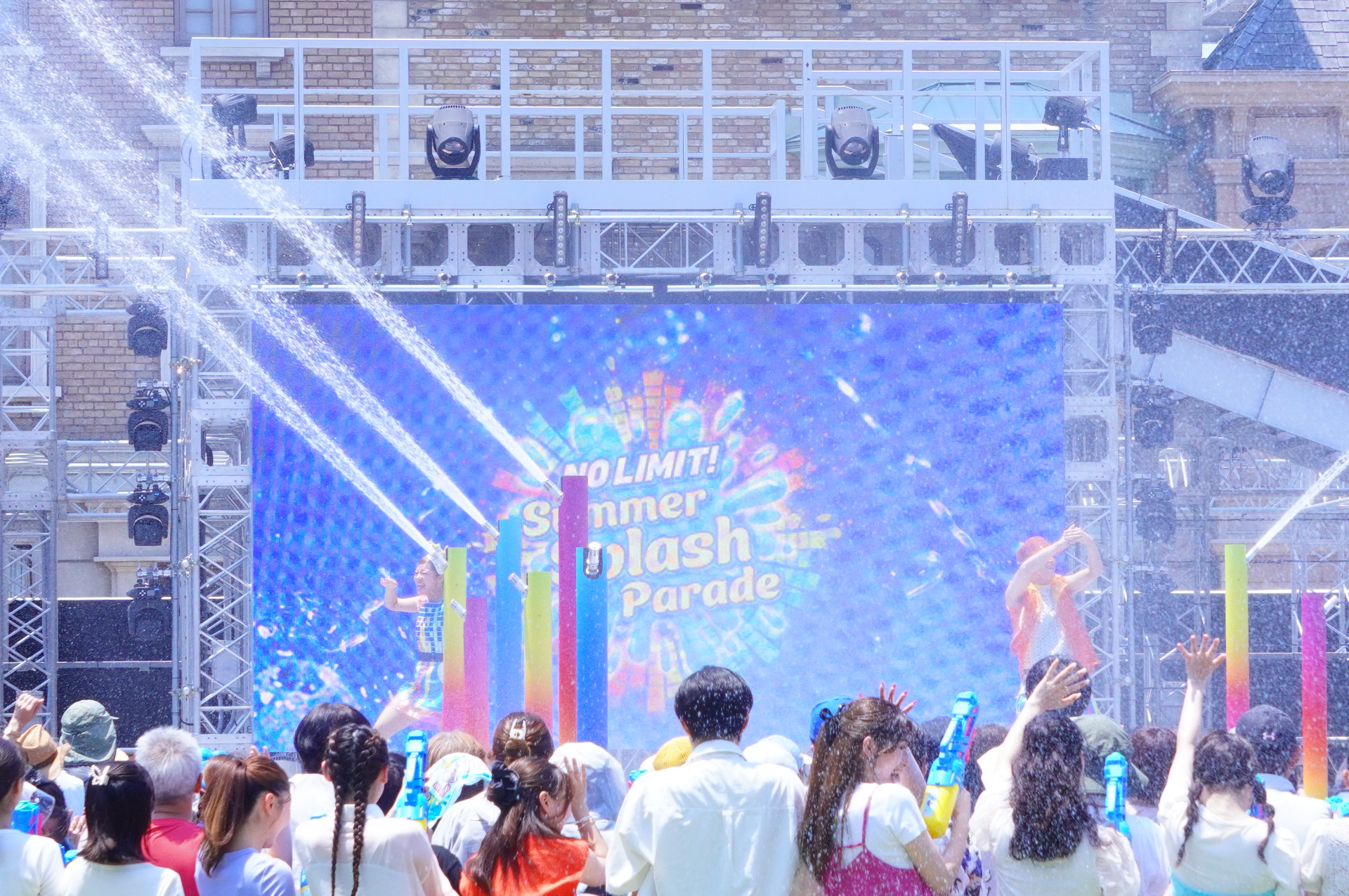 グラマシーパーク（ニューヨーク・エリア）の特設ステージで開幕セレモニーが行なわれ、招待された約800人のゲスト全員びしょ濡れに