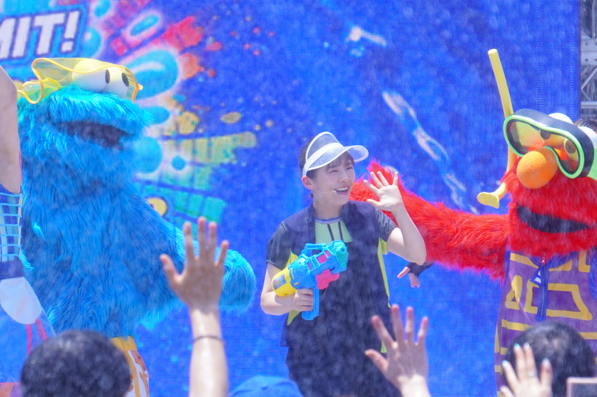 会場の巨大ウォーターキャノンから降り注ぐありえない水量に圧倒されながらも、夏グッズ「ウォーターシューター」で応戦する伊藤沙莉