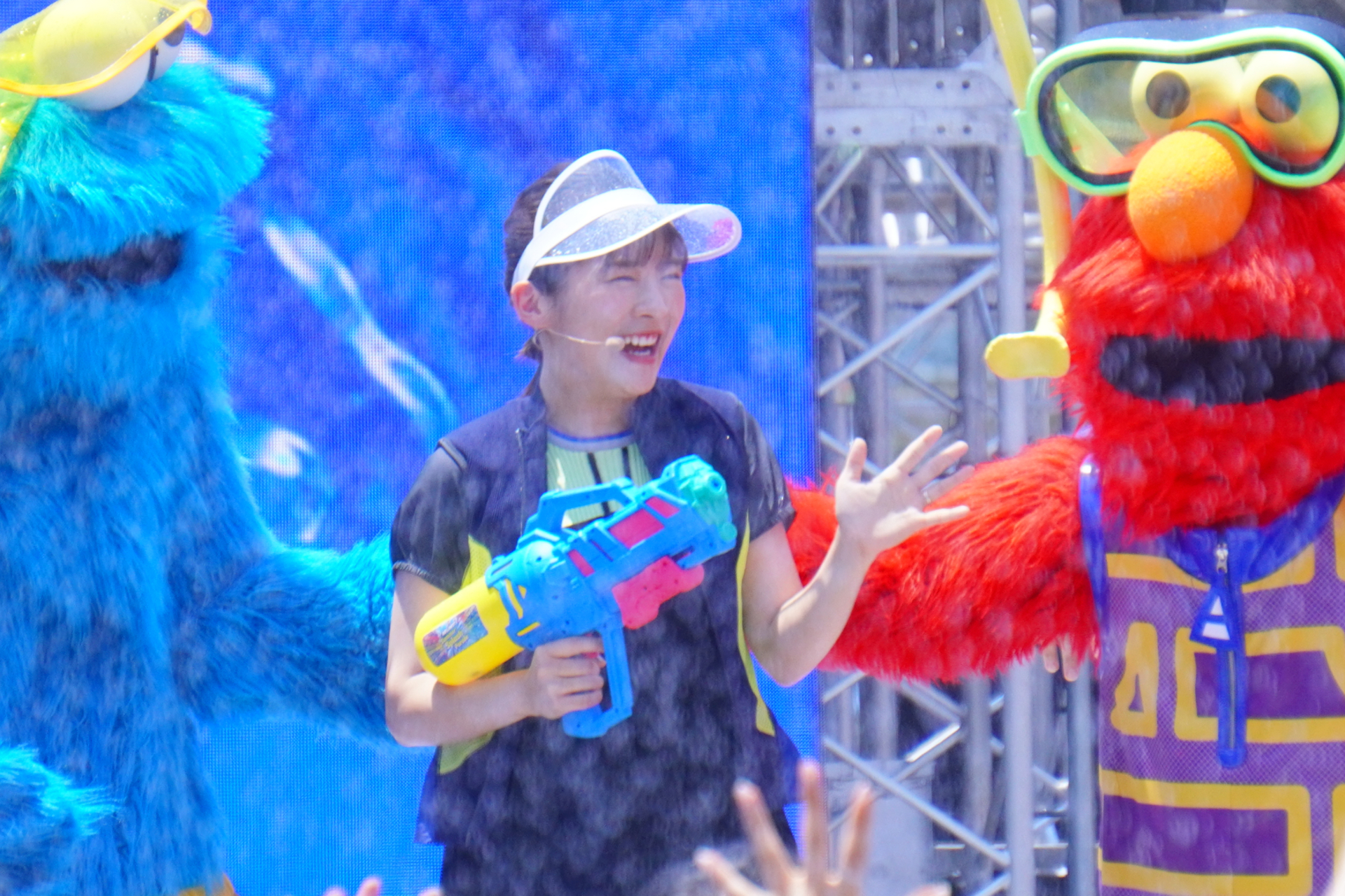 会場の巨大ウォーターキャノンから降り注ぐありえない水量に圧倒されながらも、夏グッズ「ウォーターシューター」で応戦する伊藤沙莉