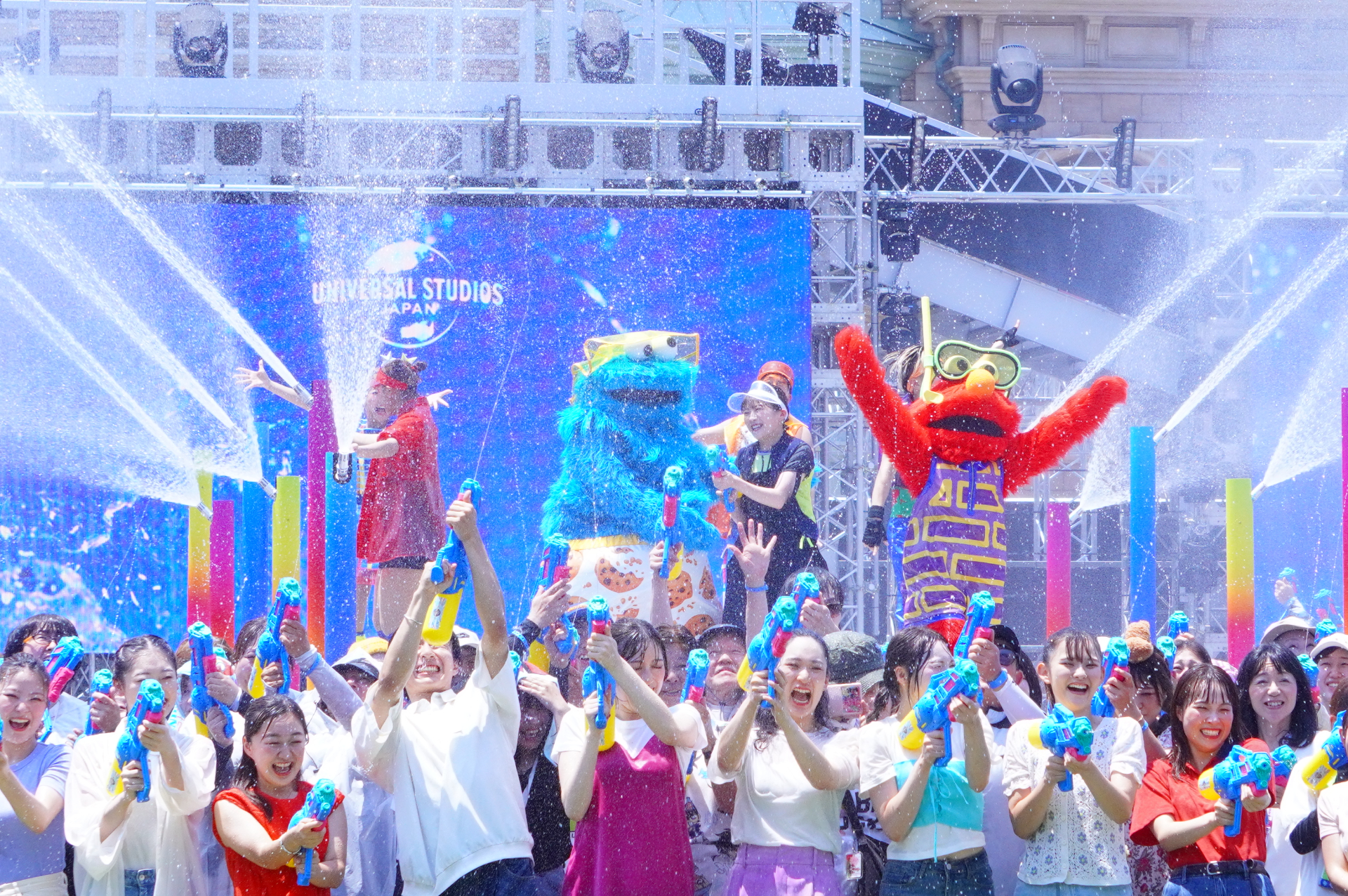 クライマックスはびしょ濡れを超えて“ずぶ濡れ”に。期間中のパレード「NO LIMIT! サマー・スプラッシュ・パレード」でもド派手な放水演出が楽しめる