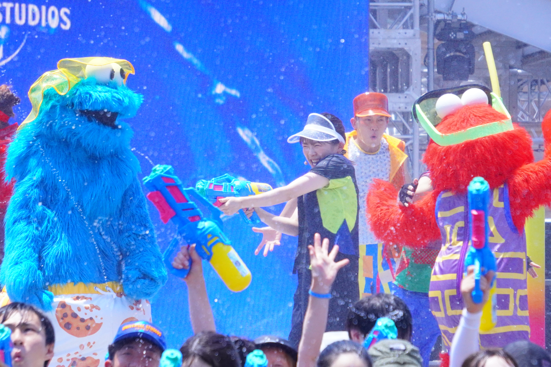 会場の巨大ウォーターキャノンから降り注ぐありえない水量に圧倒されながらも、夏グッズ「ウォーターシューター」で応戦する伊藤沙莉