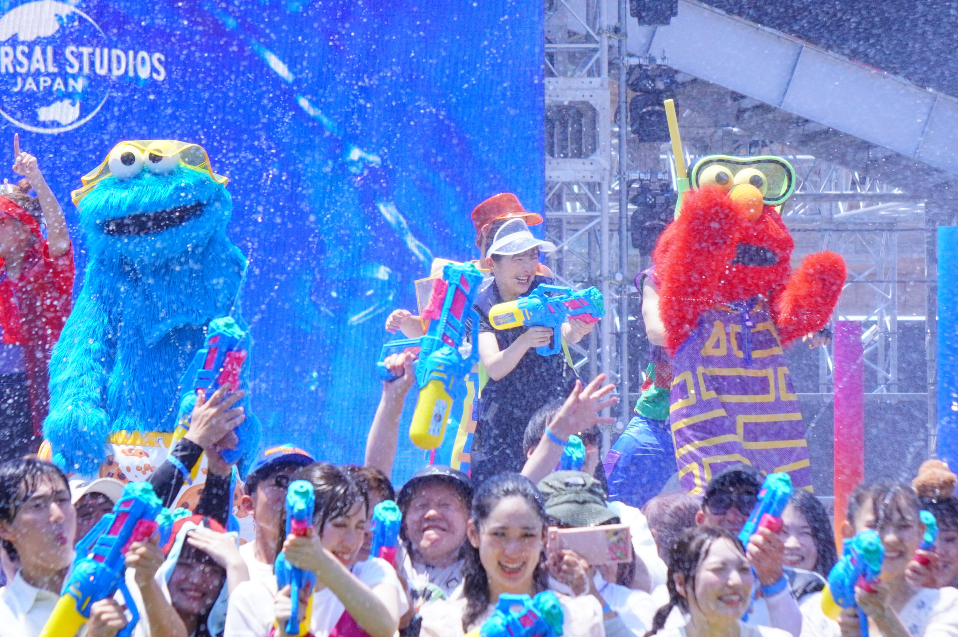 クライマックスはびしょ濡れを超えて“ずぶ濡れ”に。期間中のパレード「NO LIMIT! サマー・スプラッシュ・パレード」でもド派手な放水演出が楽しめる