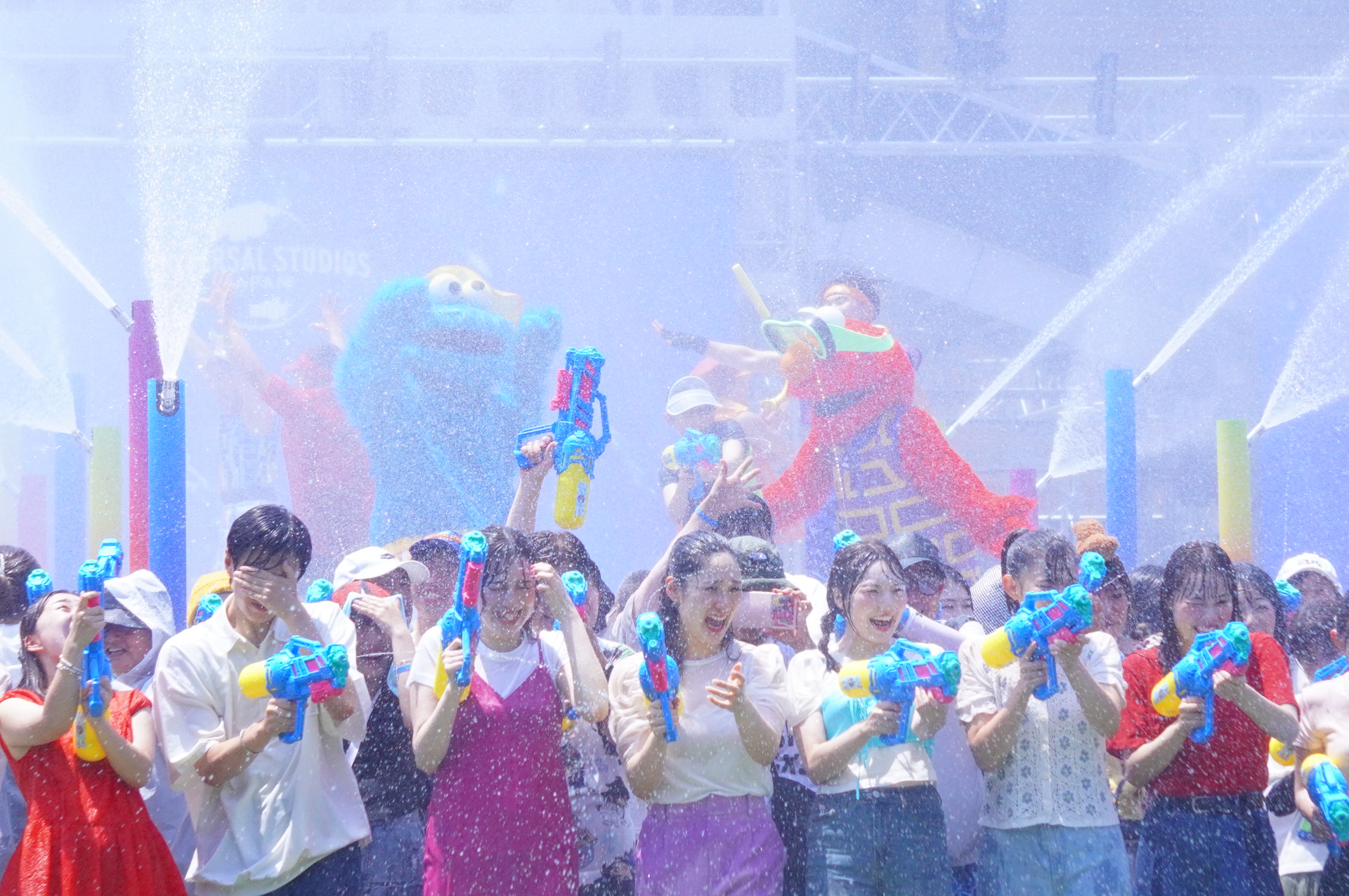 クライマックスはびしょ濡れを超えて“ずぶ濡れ”に。期間中のパレード「NO LIMIT! サマー・スプラッシュ・パレード」でもド派手な放水演出が楽しめる