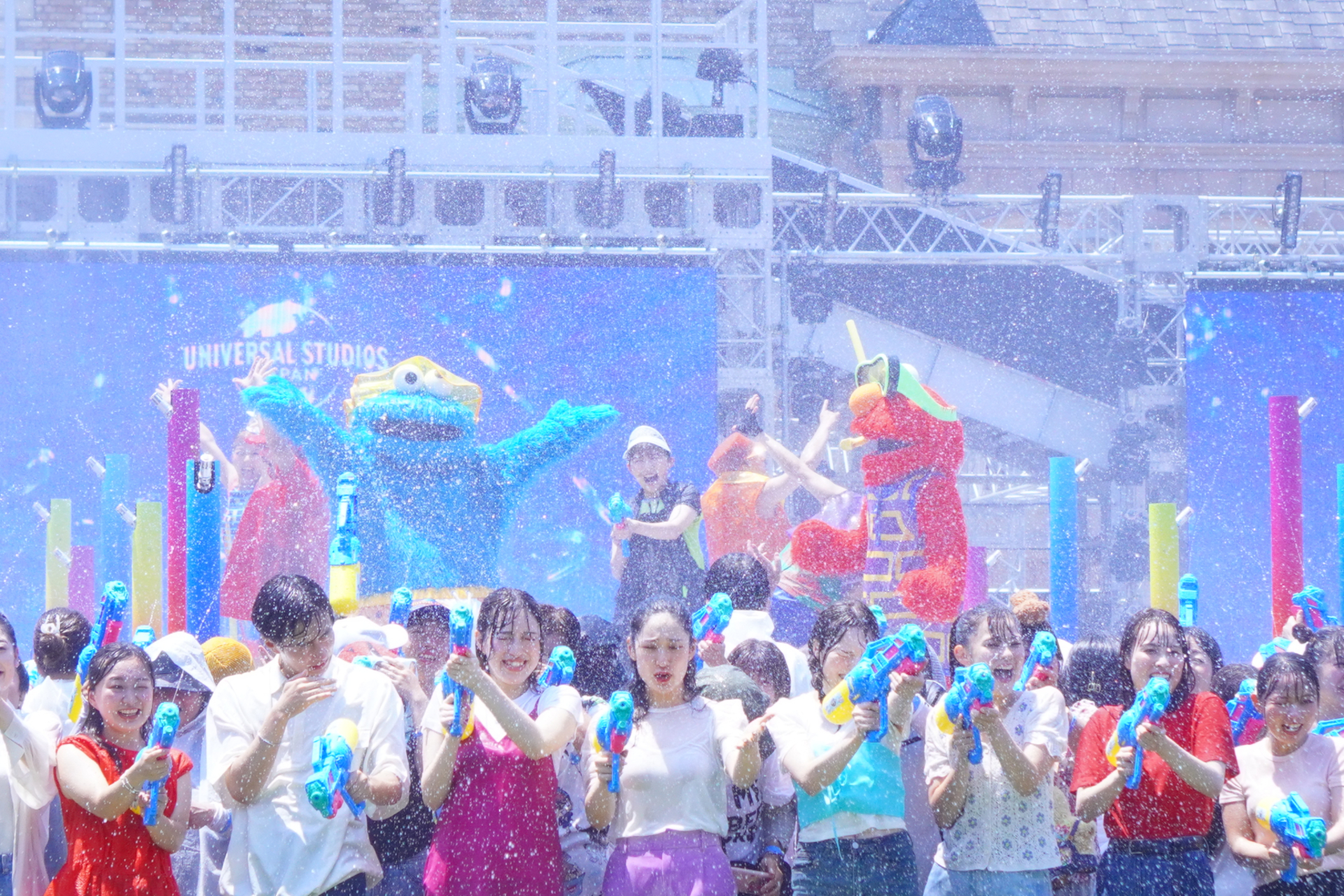 クライマックスはびしょ濡れを超えて“ずぶ濡れ”に。期間中のパレード「NO LIMIT! サマー・スプラッシュ・パレード」でもド派手な放水演出が楽しめる