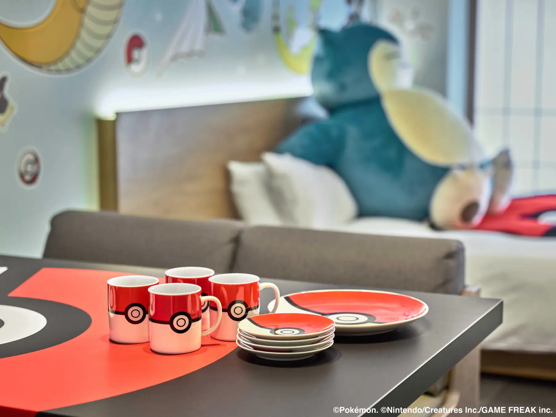 テーブルや食器はモンスターボールのデザイン