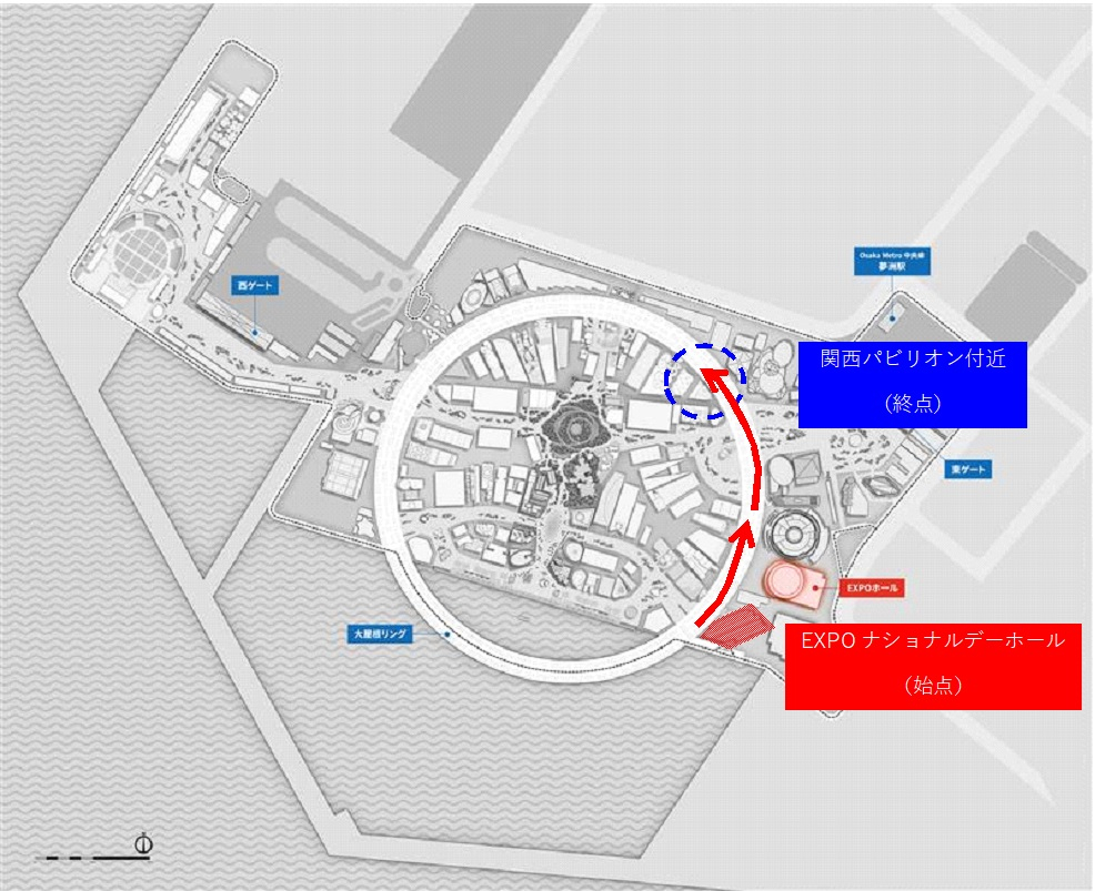 会場東側の大屋根リング下を進む