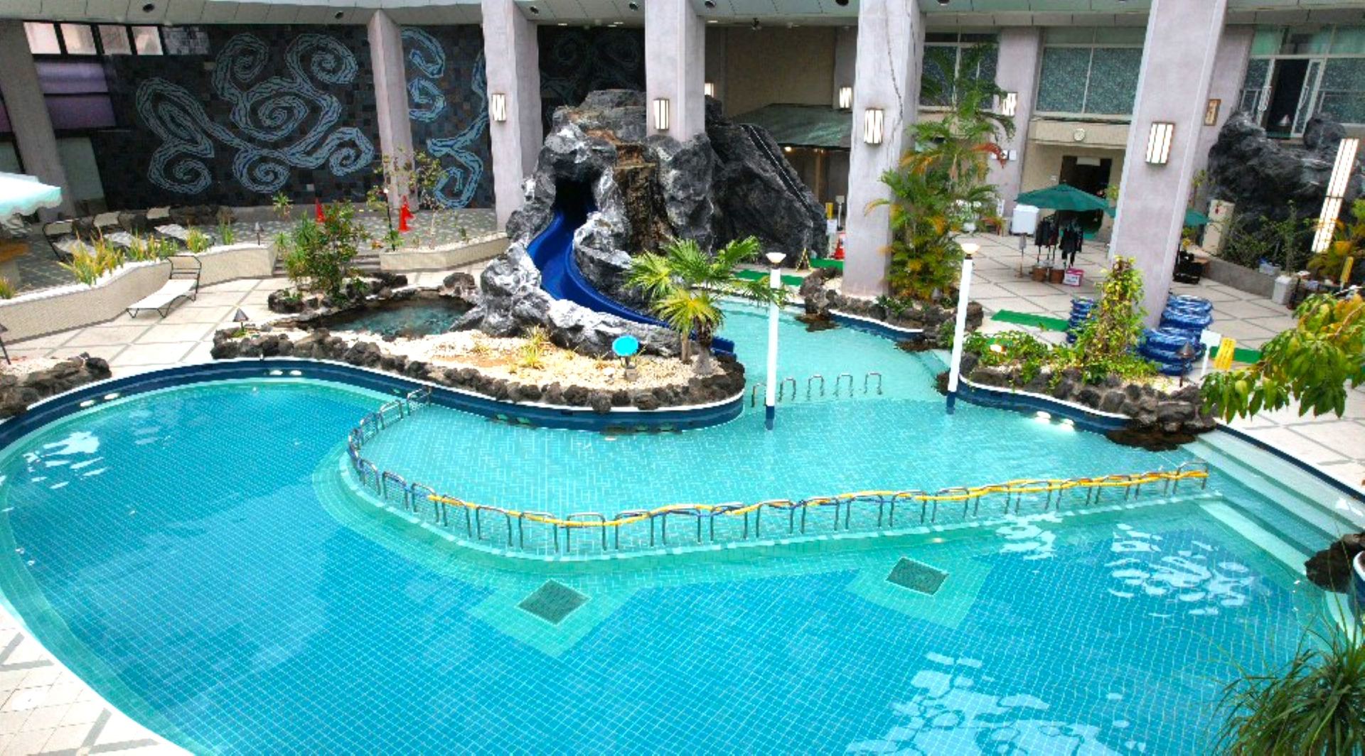 全天候型屋内温水プール