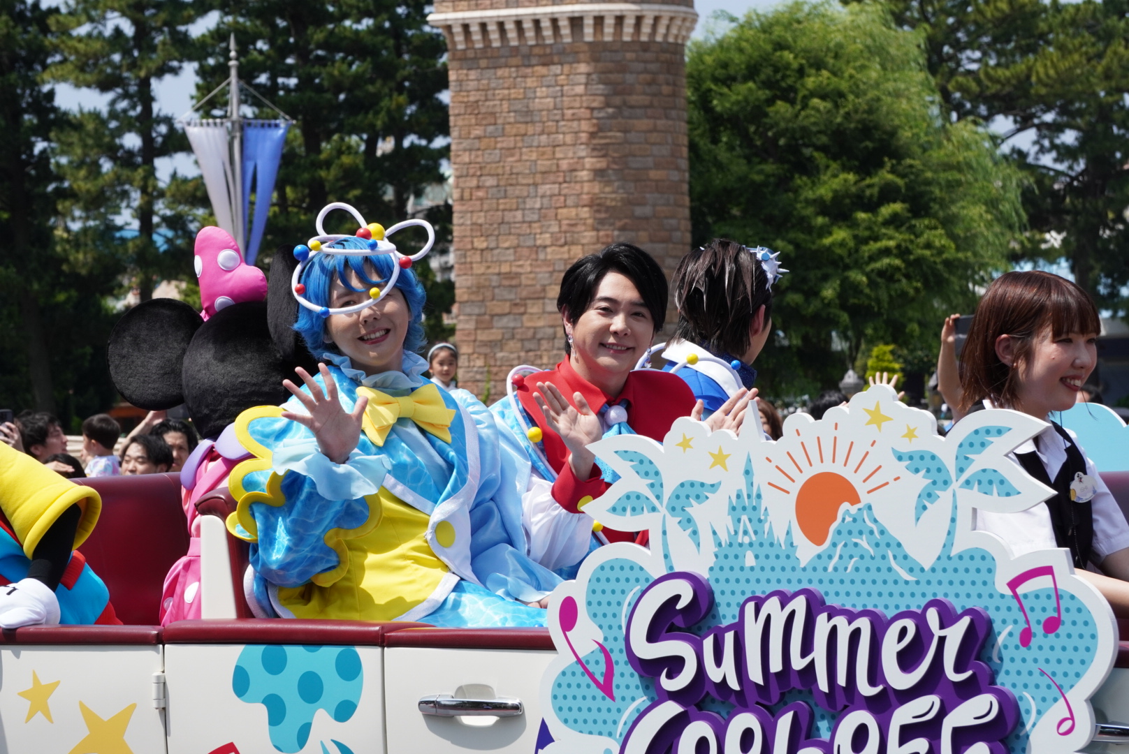 Mrs. GREEN APPLEの大森元貴さん、若井滉斗さん、藤澤涼架さんがパレードルートに登場