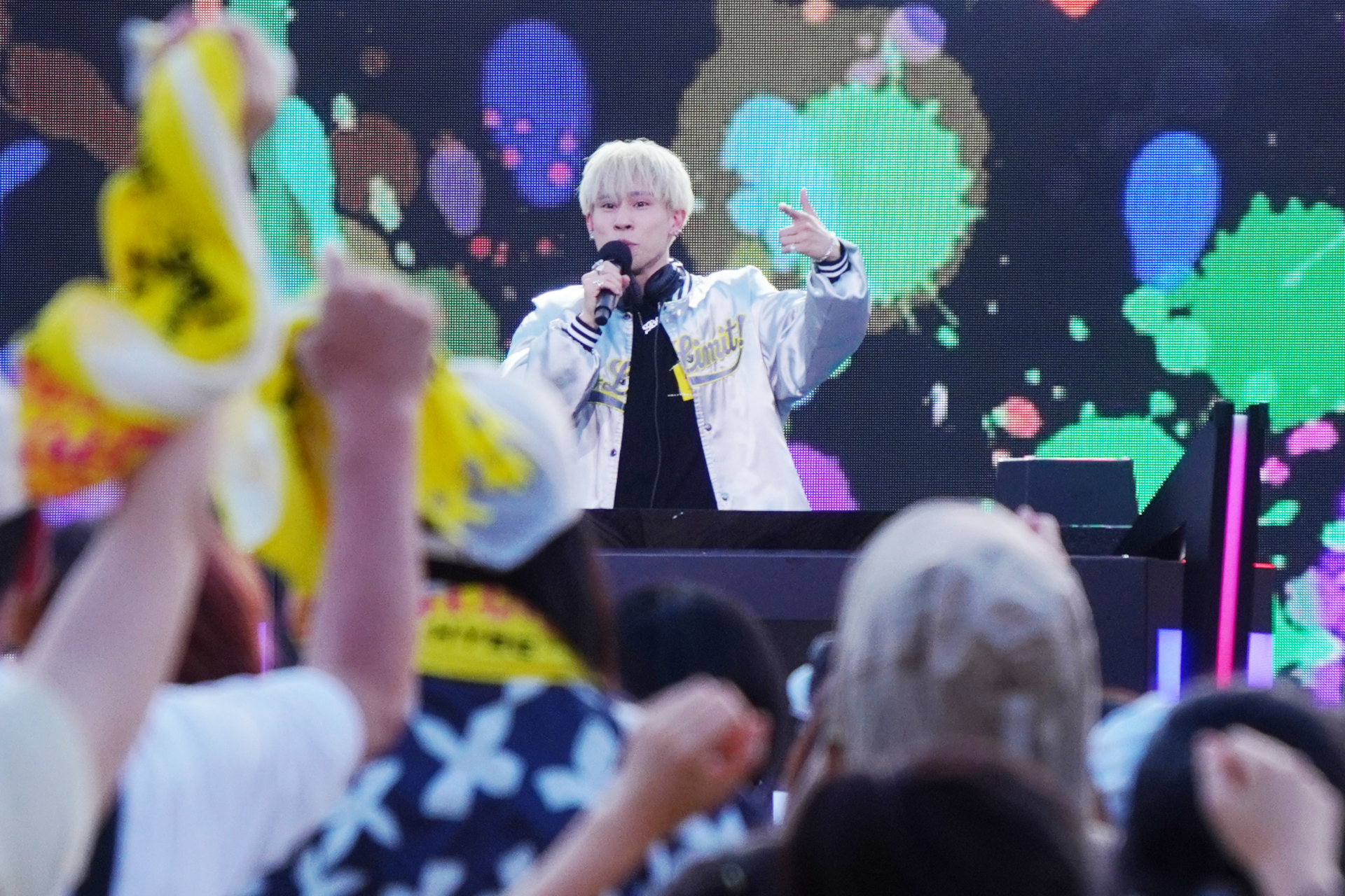 前半15分間はDJタイム。人気曲やアーティストの紹介映像が流れると会場のテンションが急上昇