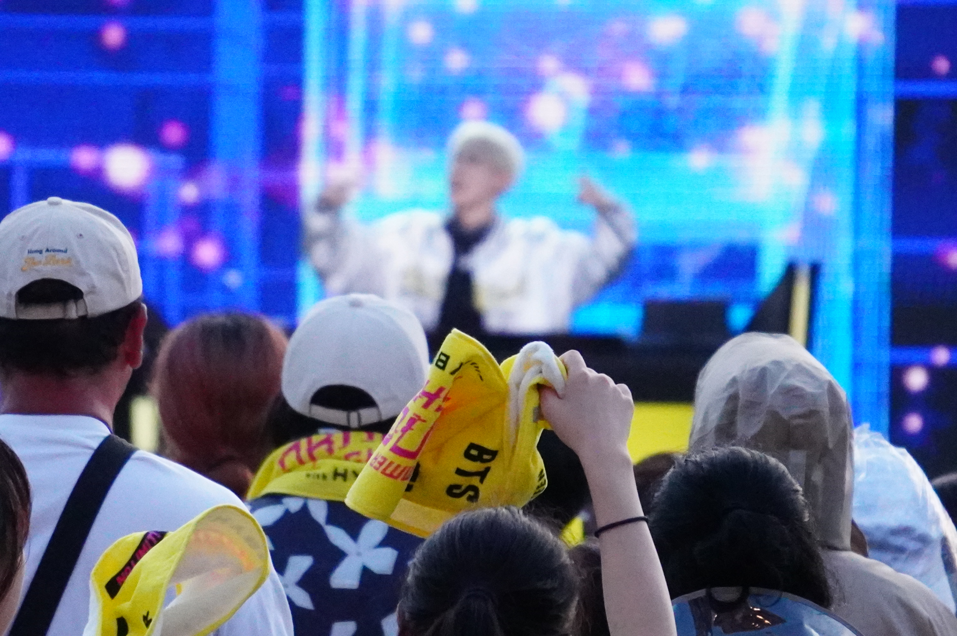 ライブ参戦アイテム「マフラータオル」はアーティストのロゴがデザインされたイベント限定品。パーク内で販売している