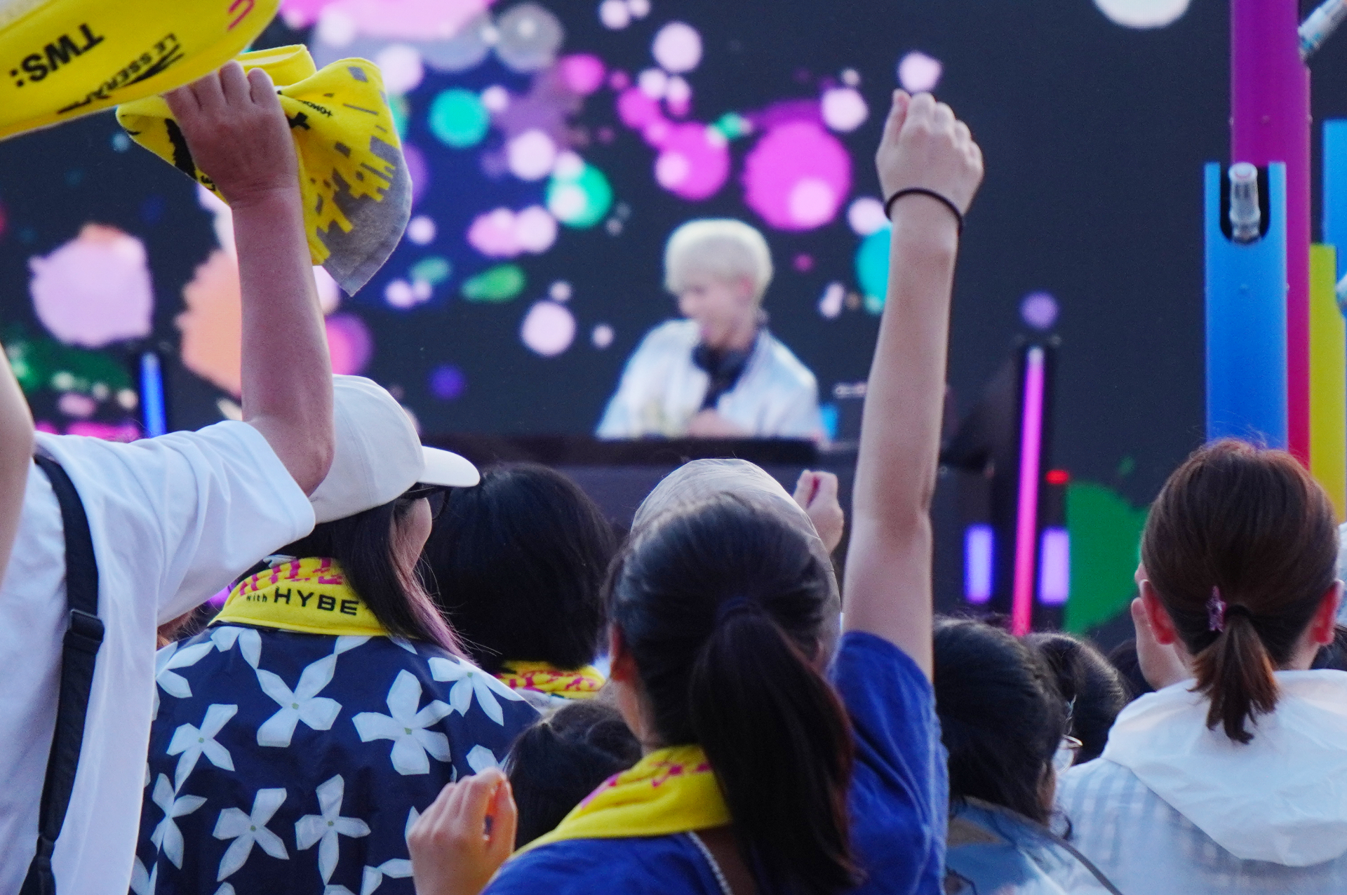 ライブ参戦アイテム「マフラータオル」はアーティストのロゴがデザインされたイベント限定品。パーク内で販売している