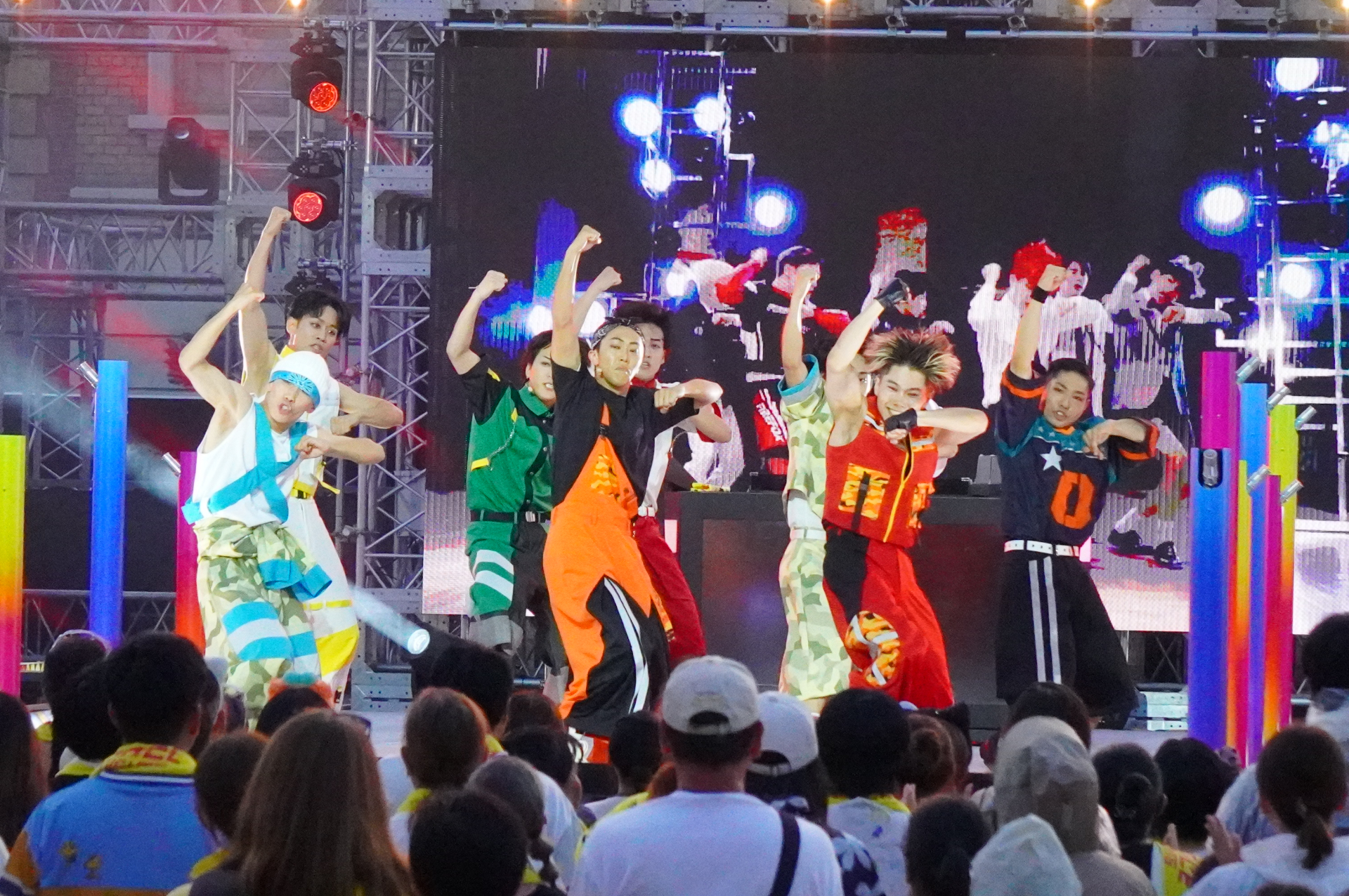 HYBE所属アーティストの楽曲や特別映像に合わせ、USJのダンサーがド派手にパフォーマンス