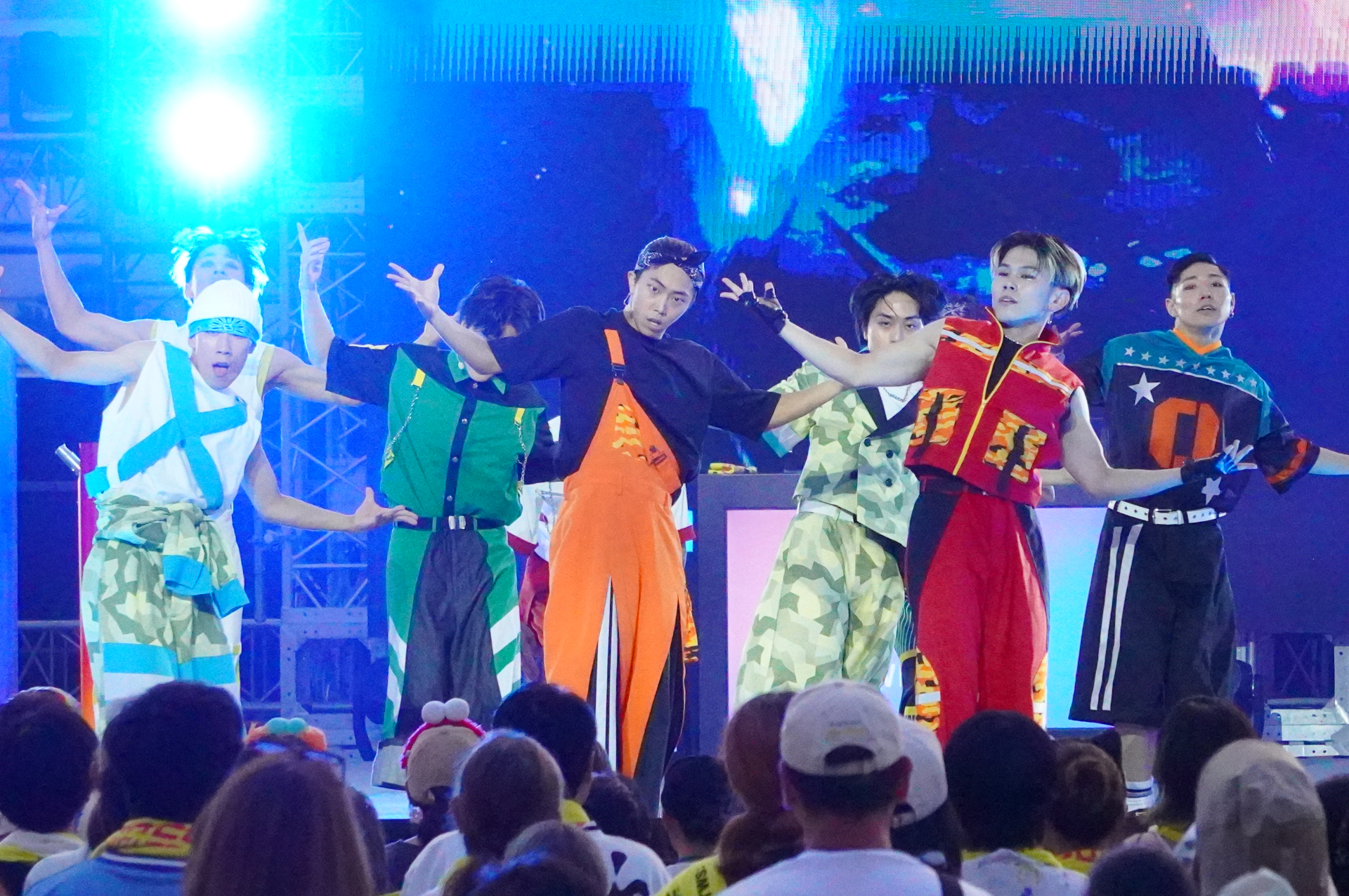 HYBE所属アーティストの楽曲や特別映像に合わせ、USJのダンサーがド派手にパフォーマンス