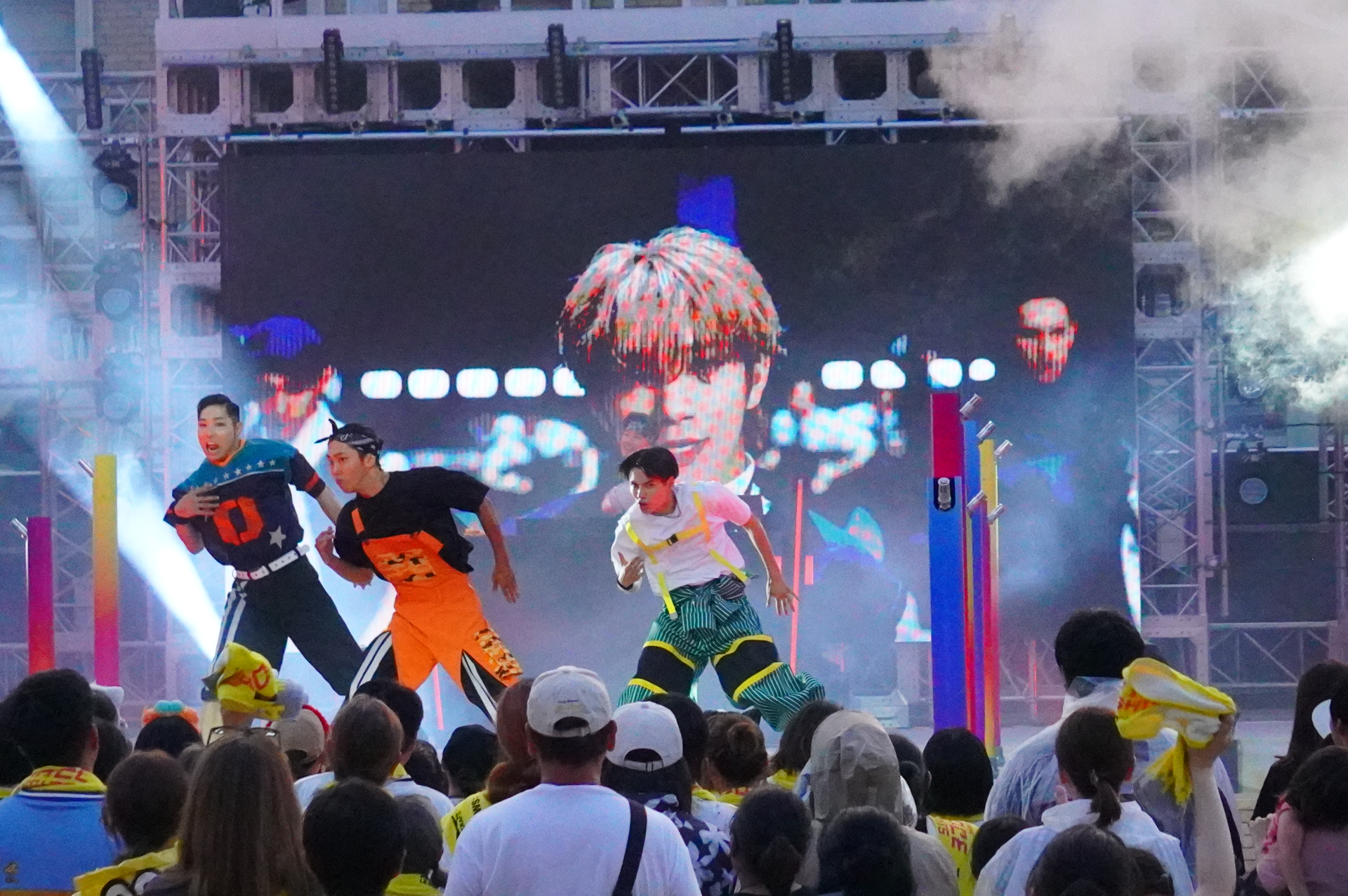 HYBE所属アーティストの楽曲や特別映像に合わせ、USJのダンサーがド派手にパフォーマンス