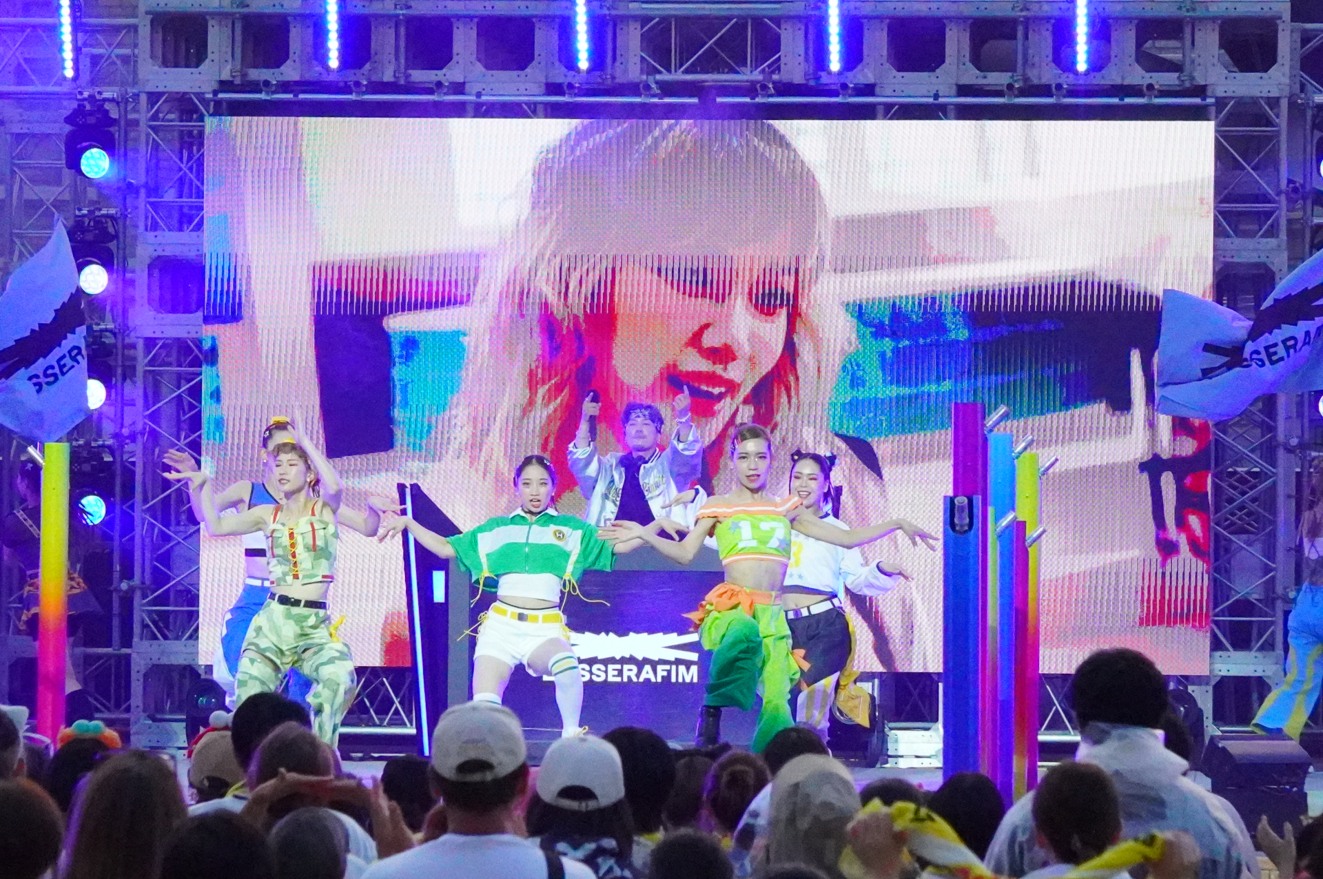 HYBE所属アーティストの楽曲や特別映像に合わせ、USJのダンサーがド派手にパフォーマンス