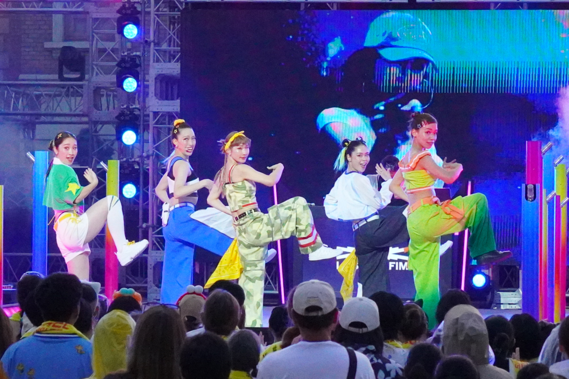 HYBE所属アーティストの楽曲や特別映像に合わせ、USJのダンサーがド派手にパフォーマンス