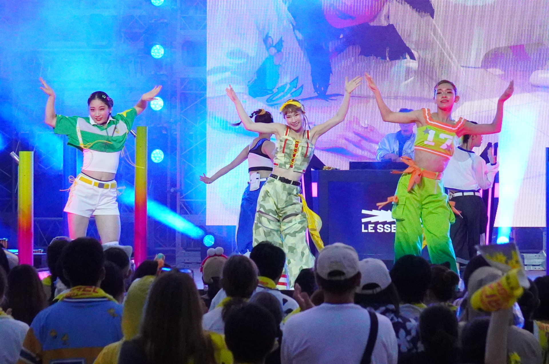 HYBE所属アーティストの楽曲や特別映像に合わせ、USJのダンサーがド派手にパフォーマンス