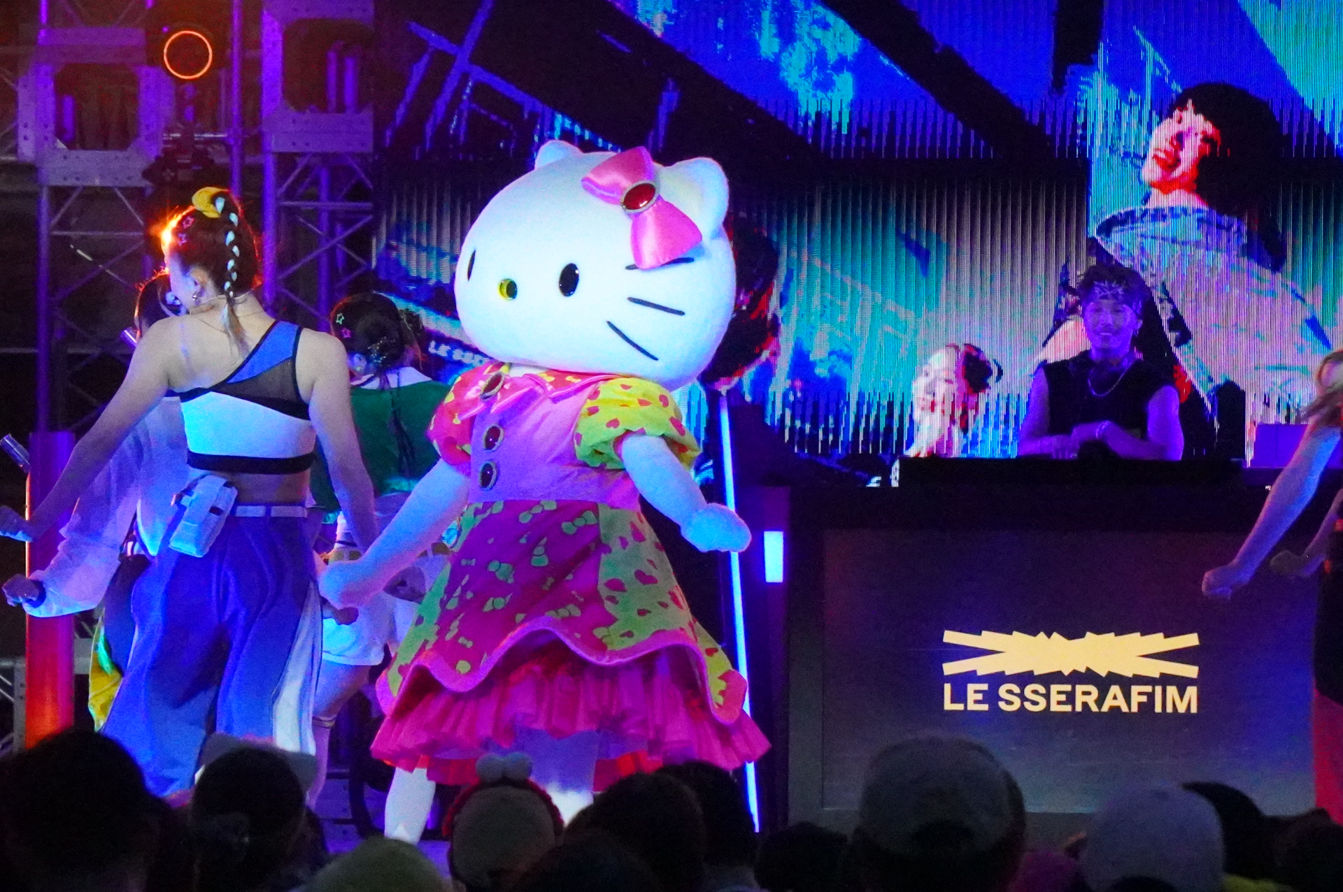 ハローキティが「LE SSERAFIM」の楽曲に合わせてセクシーにダンス。特別な衣裳もキュート