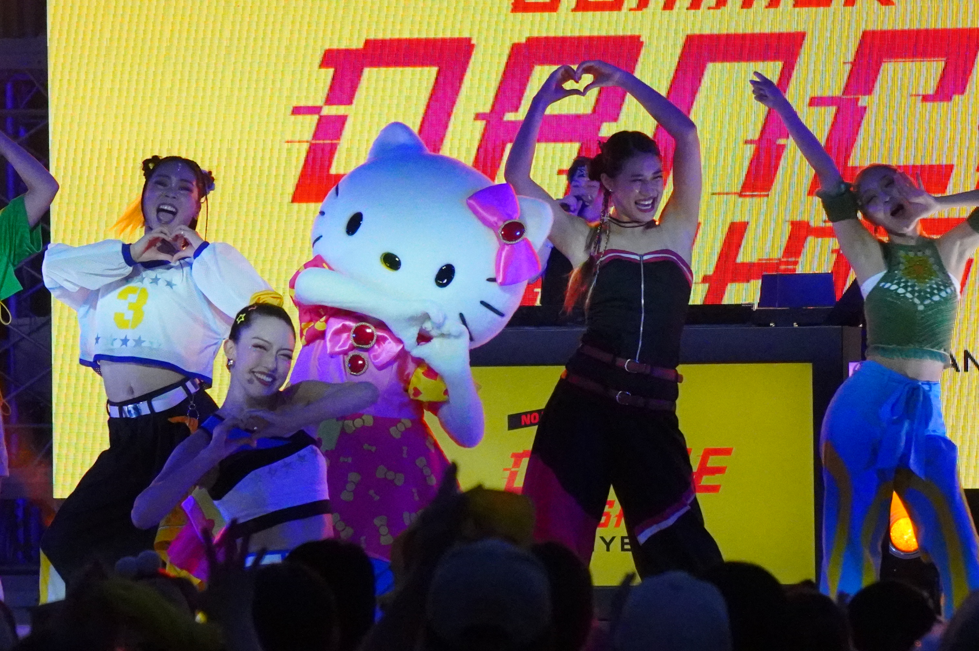 ハローキティが「LE SSERAFIM」の楽曲に合わせてセクシーにダンス。特別な衣裳もキュート