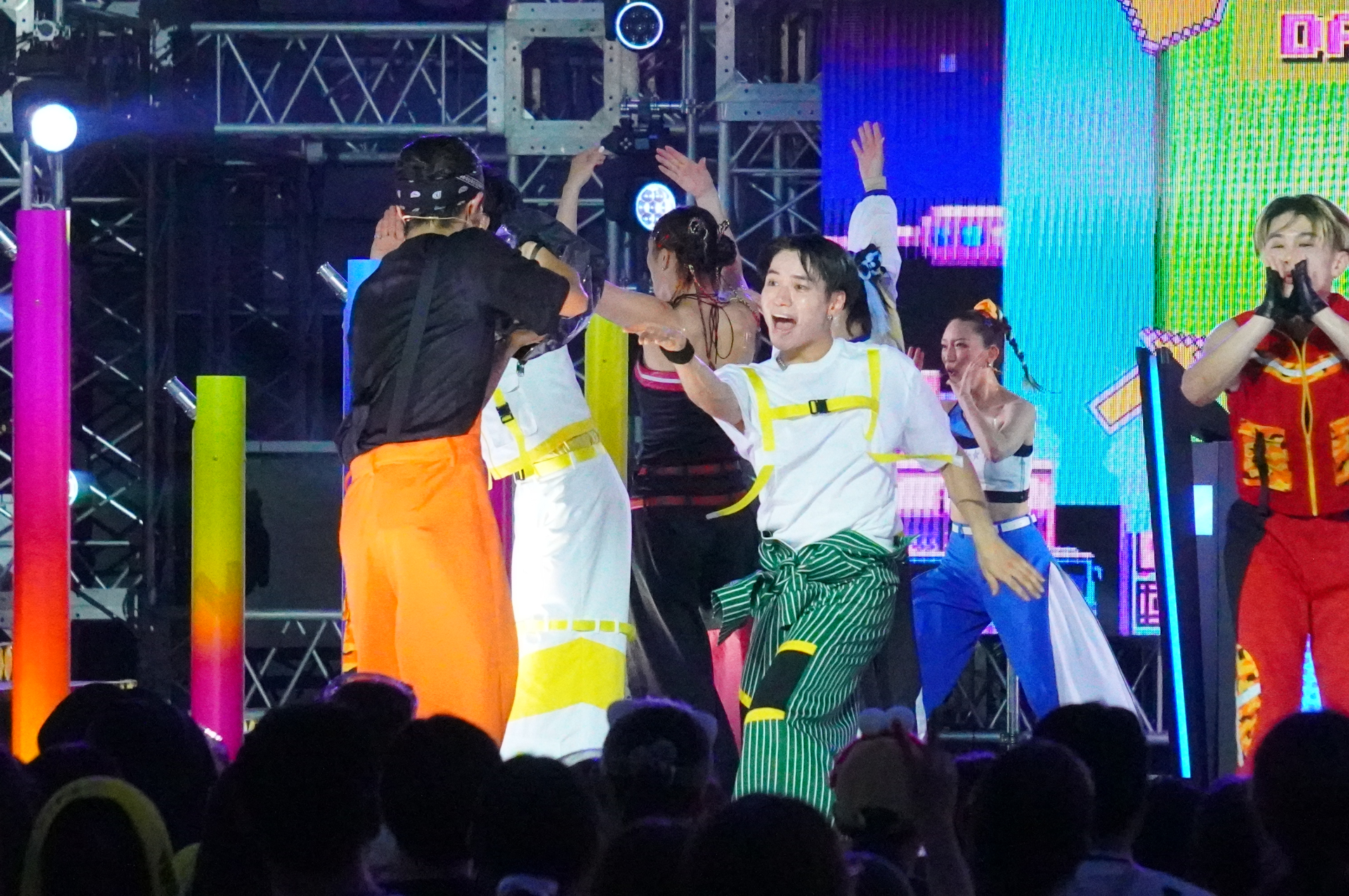 サイドの巨大モニターに映るのは、“韓国カメラワーク”でよりかっこいいダンサーの姿と、ゲストのリアルタイムリアクション