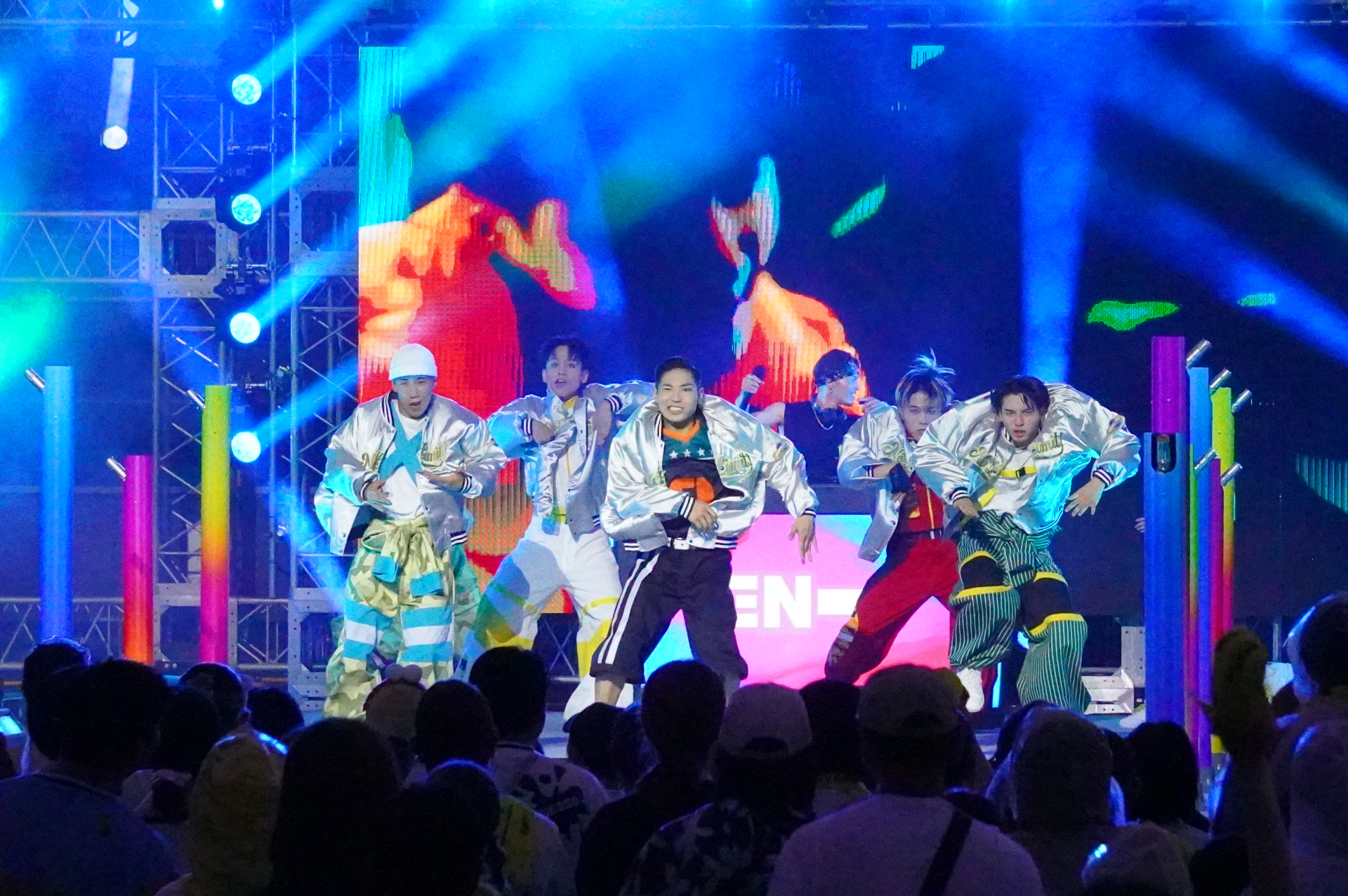 最後はミニオンたちが登場！　クライマックスへ向かうにつれて放水も豪快になり、ゲスト全員“ずぶ濡れ”に