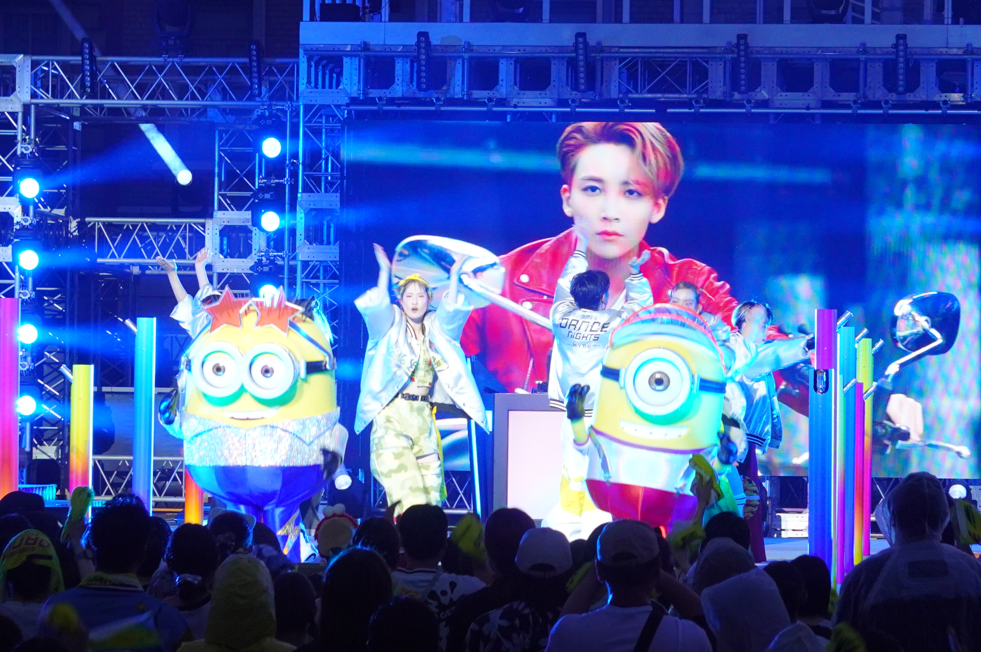 最後はミニオンたちが登場！　クライマックスへ向かうにつれて放水も豪快になり、ゲスト全員“ずぶ濡れ”に