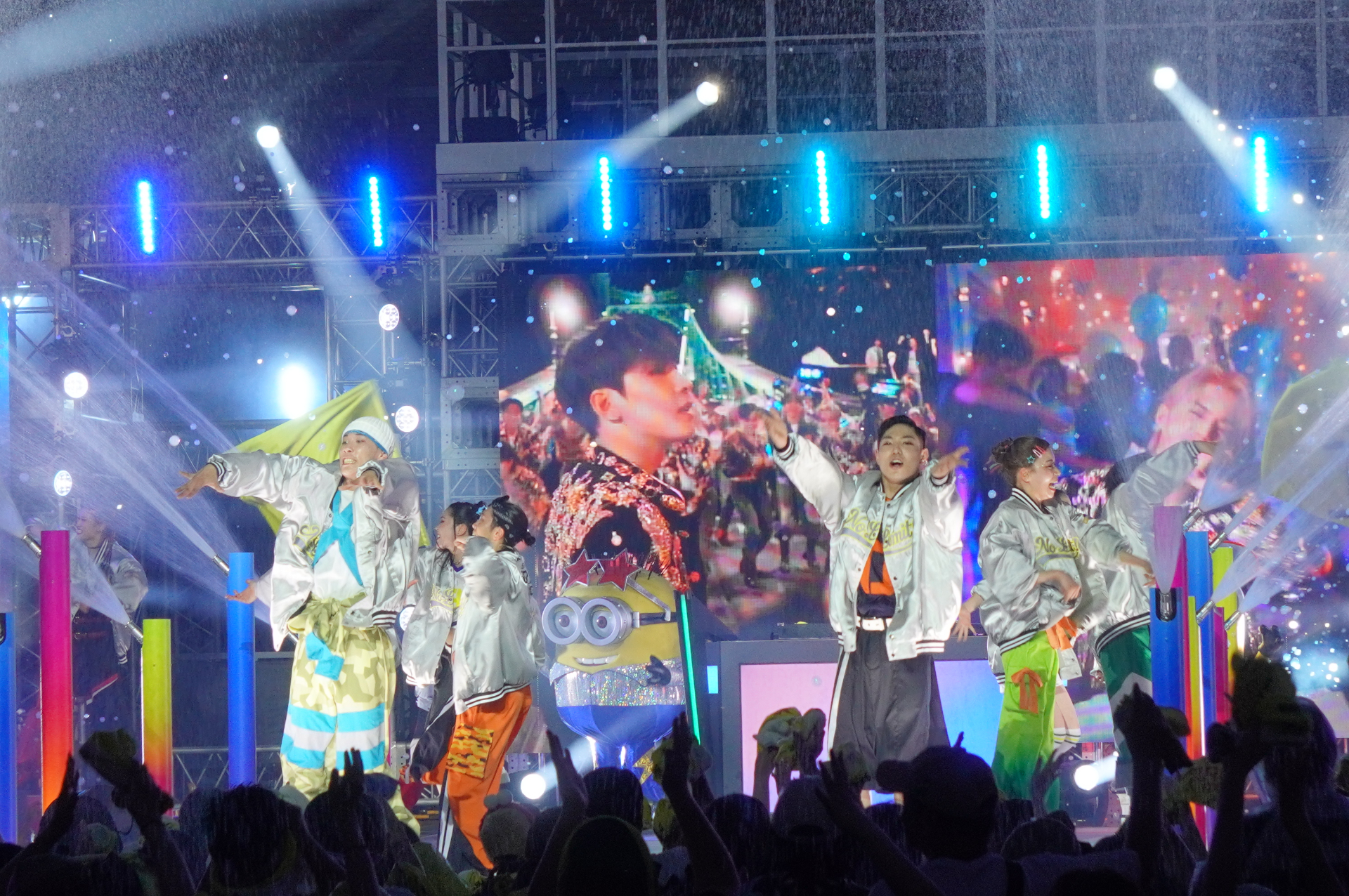 最後はミニオンたちが登場！　クライマックスへ向かうにつれて放水も豪快になり、ゲスト全員“ずぶ濡れ”に