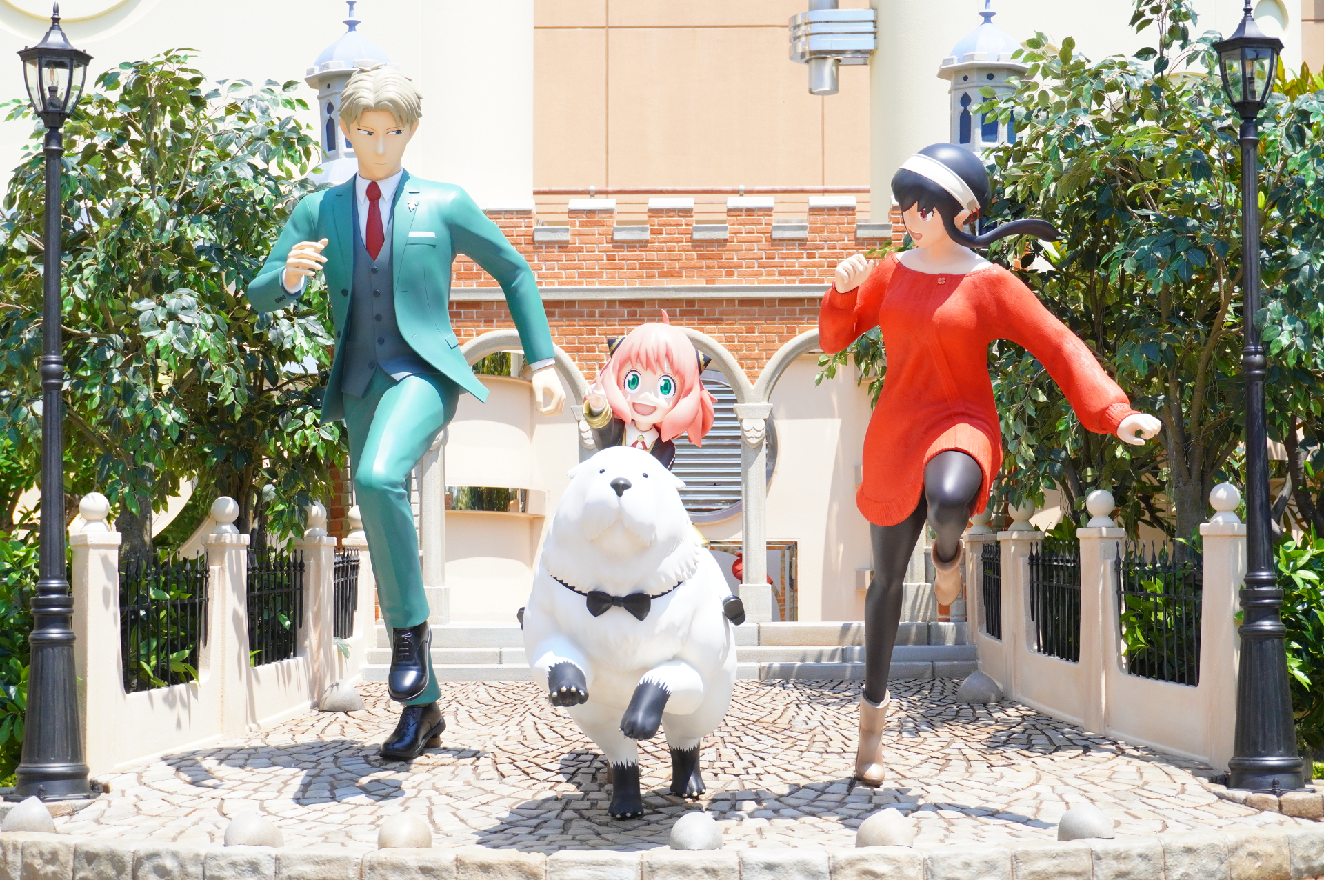 エントランスではロイド、アーニャ、ヨル、ボンドが出迎える