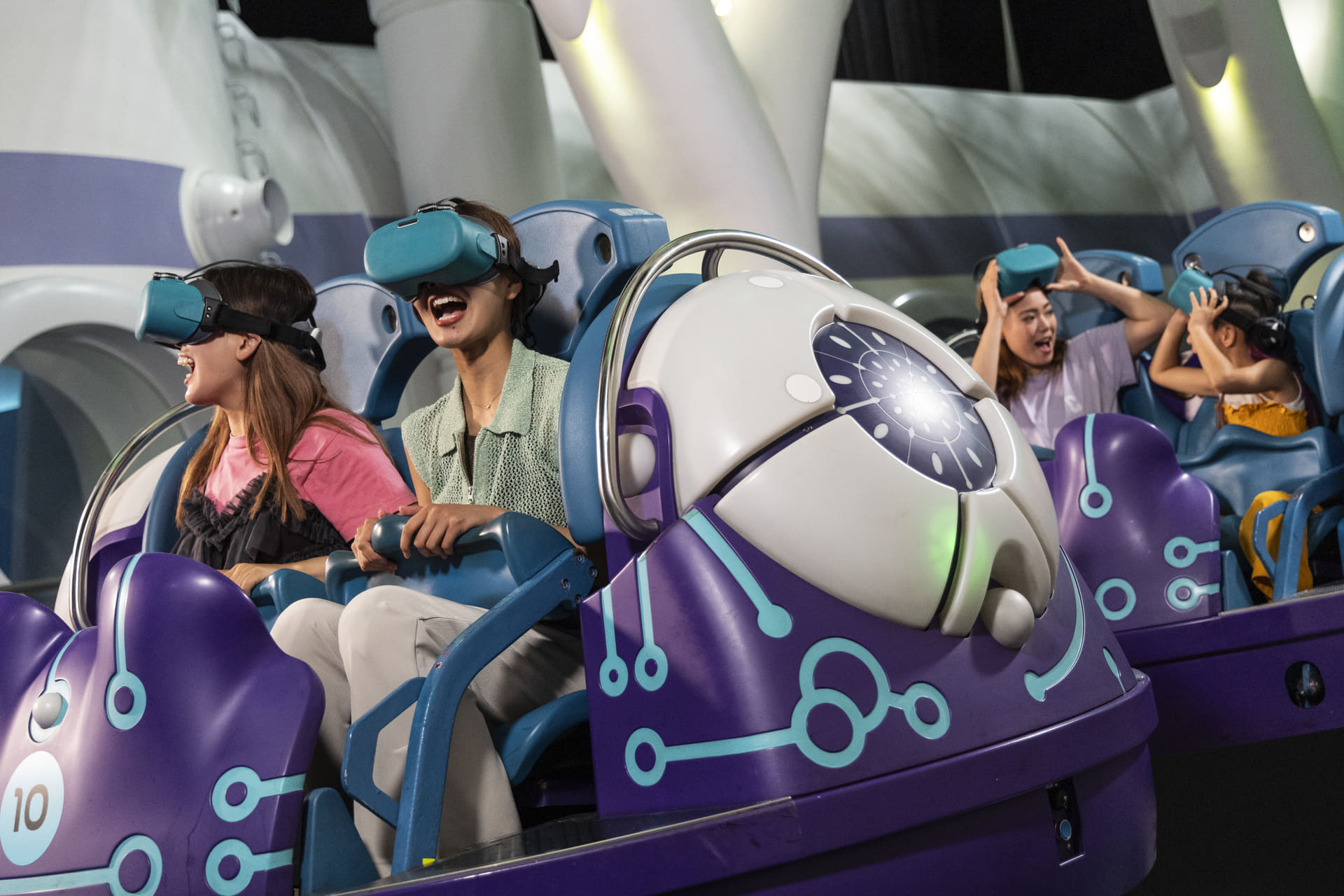 ライドは2人乗り×4列だが、XRゴーグルを装着すると自分1人でアニメ世界に没入するイメージ