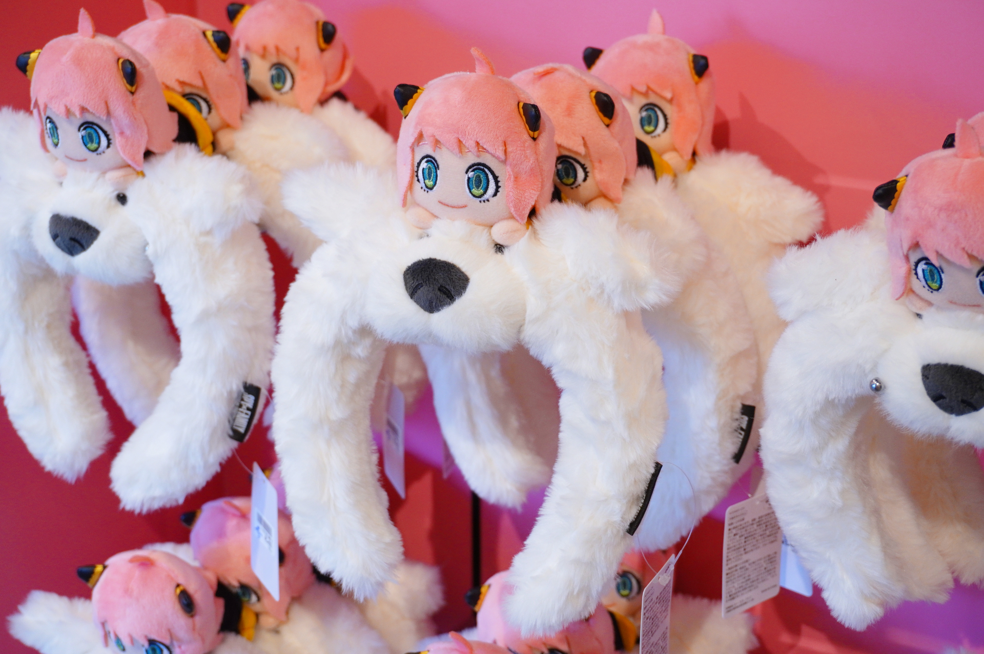 ボンドの毛並みのようにふわふわとした手触りと、ちょこんと乗ったアーニャのポーズがキュートな新作カチューシャ