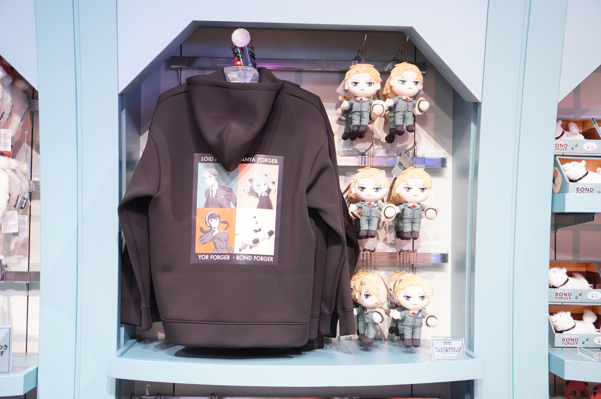 バックプリントにフォージャー家が勢揃いした「パーカ」は黒地にグリーンの紐がアクセントになったシックなデザイン