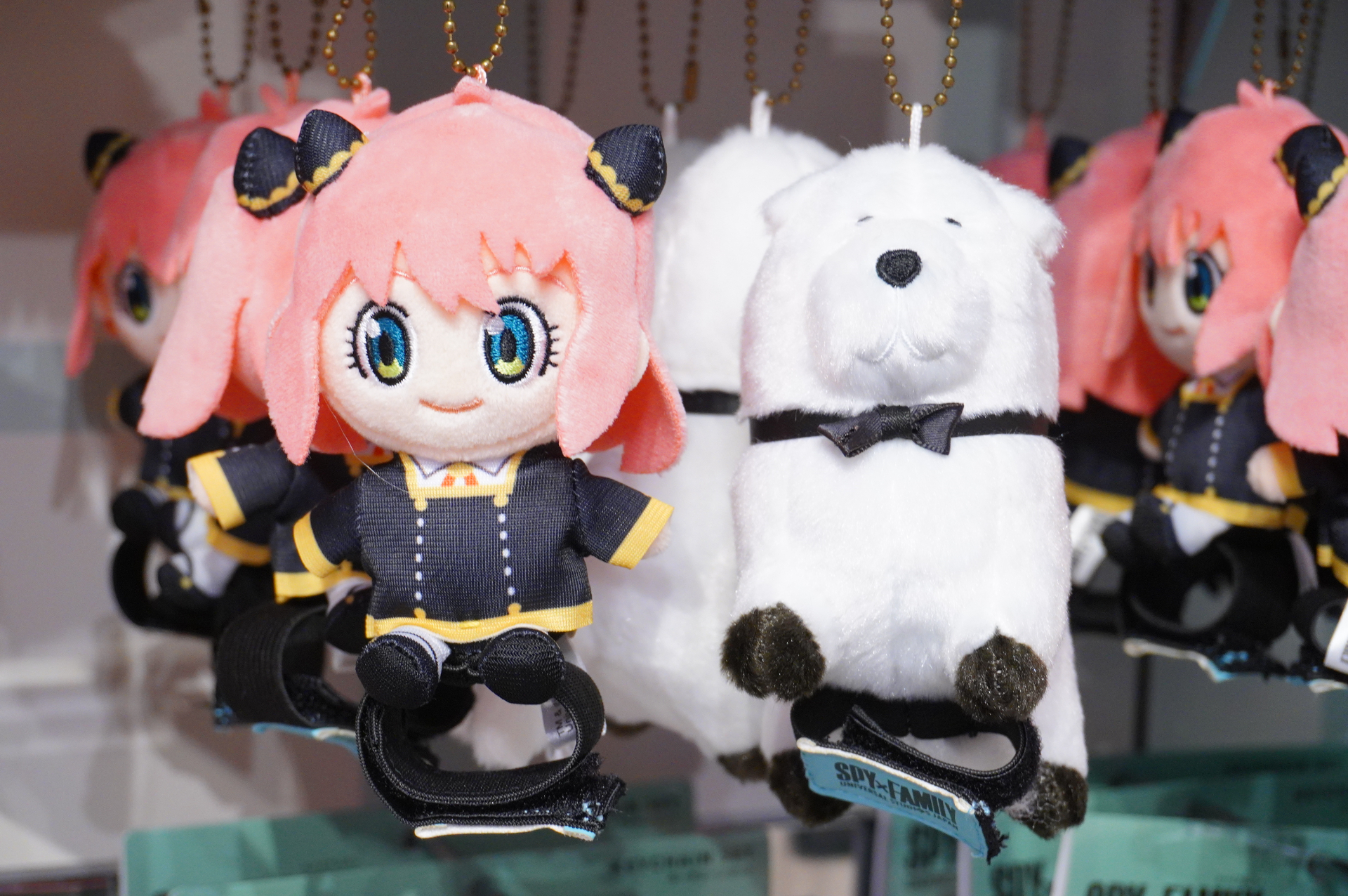 アーニャ＆ボンドが2個セットになった「肩乗せマスコットキーチェーンセット」。2つを合体させてもかわいい