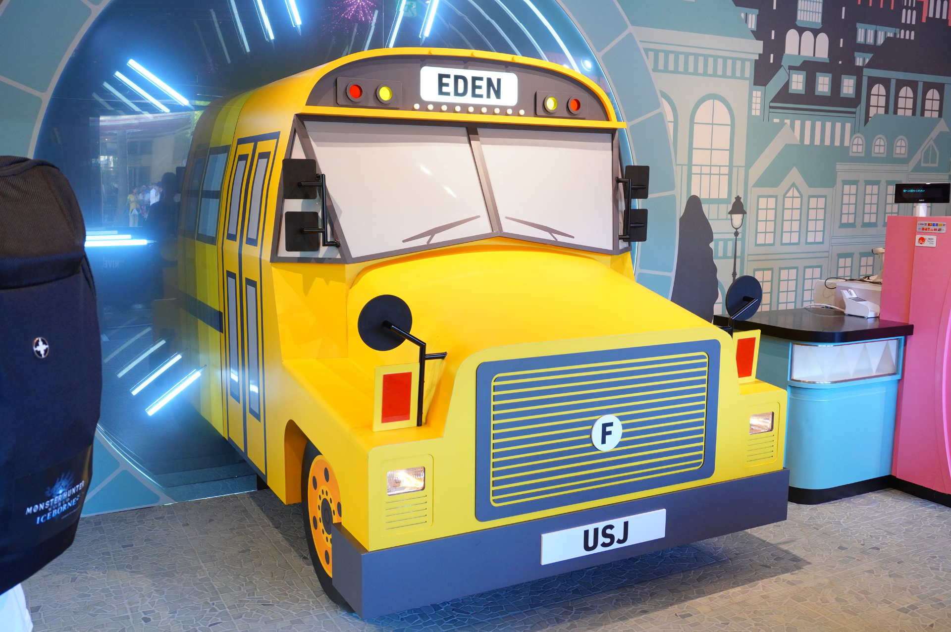 SPY×FAMILYオリジナルグッズやお菓子を販売するショップ「スペース・ファンタジー・ステーション」。スクールバスが壁から飛び出てくるようなユニークな店内も見どころ