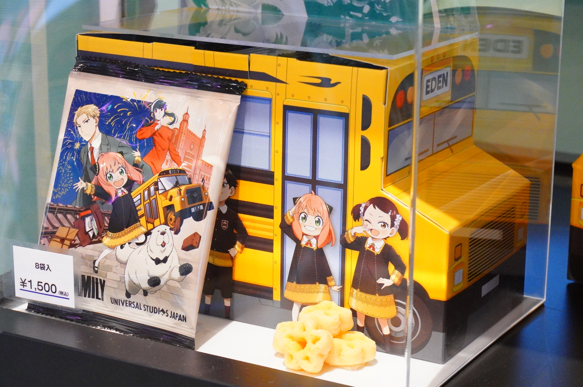 スクールバスをモチーフにしたお菓子も販売