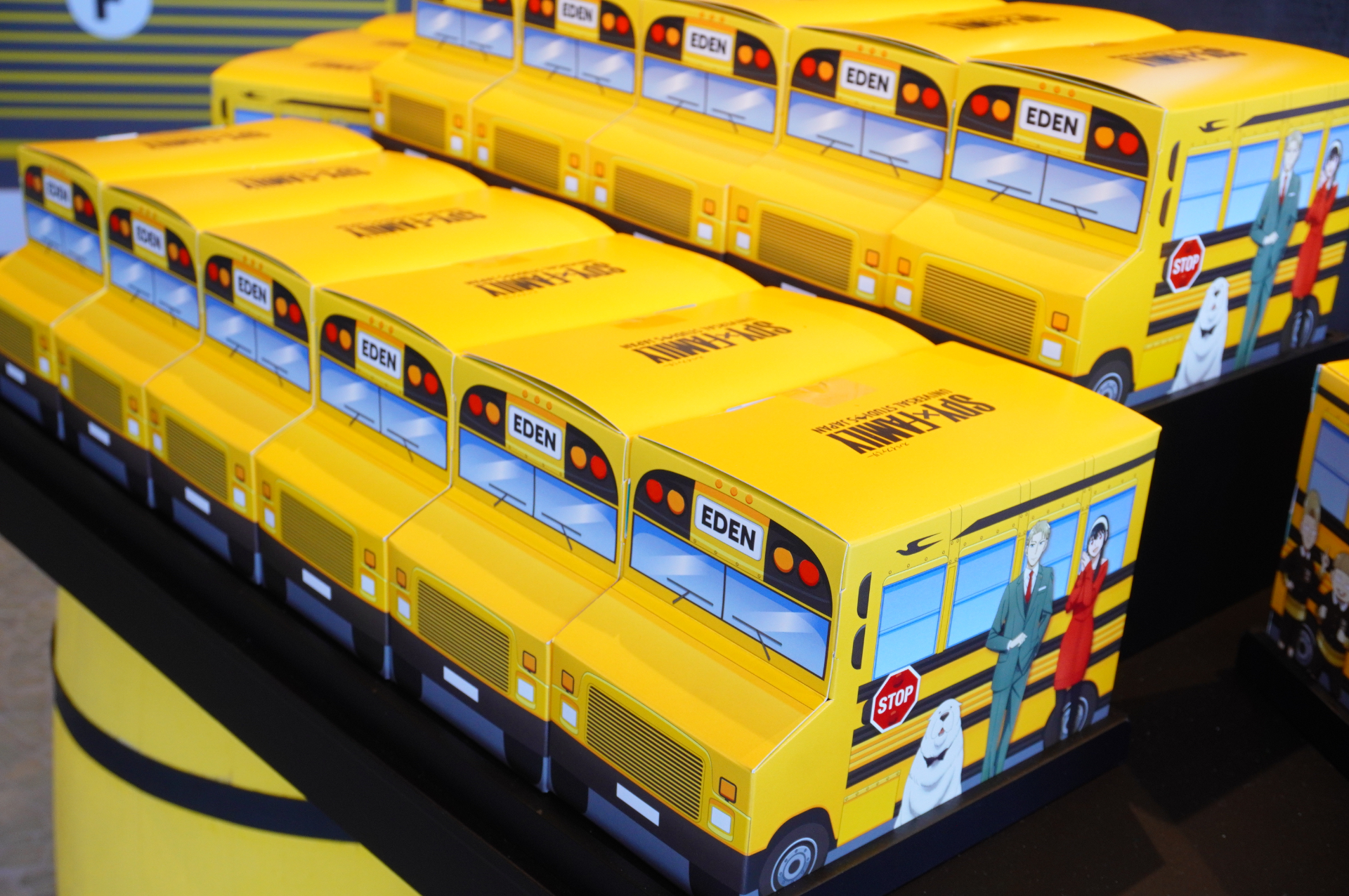 スクールバスをモチーフにしたお菓子も販売