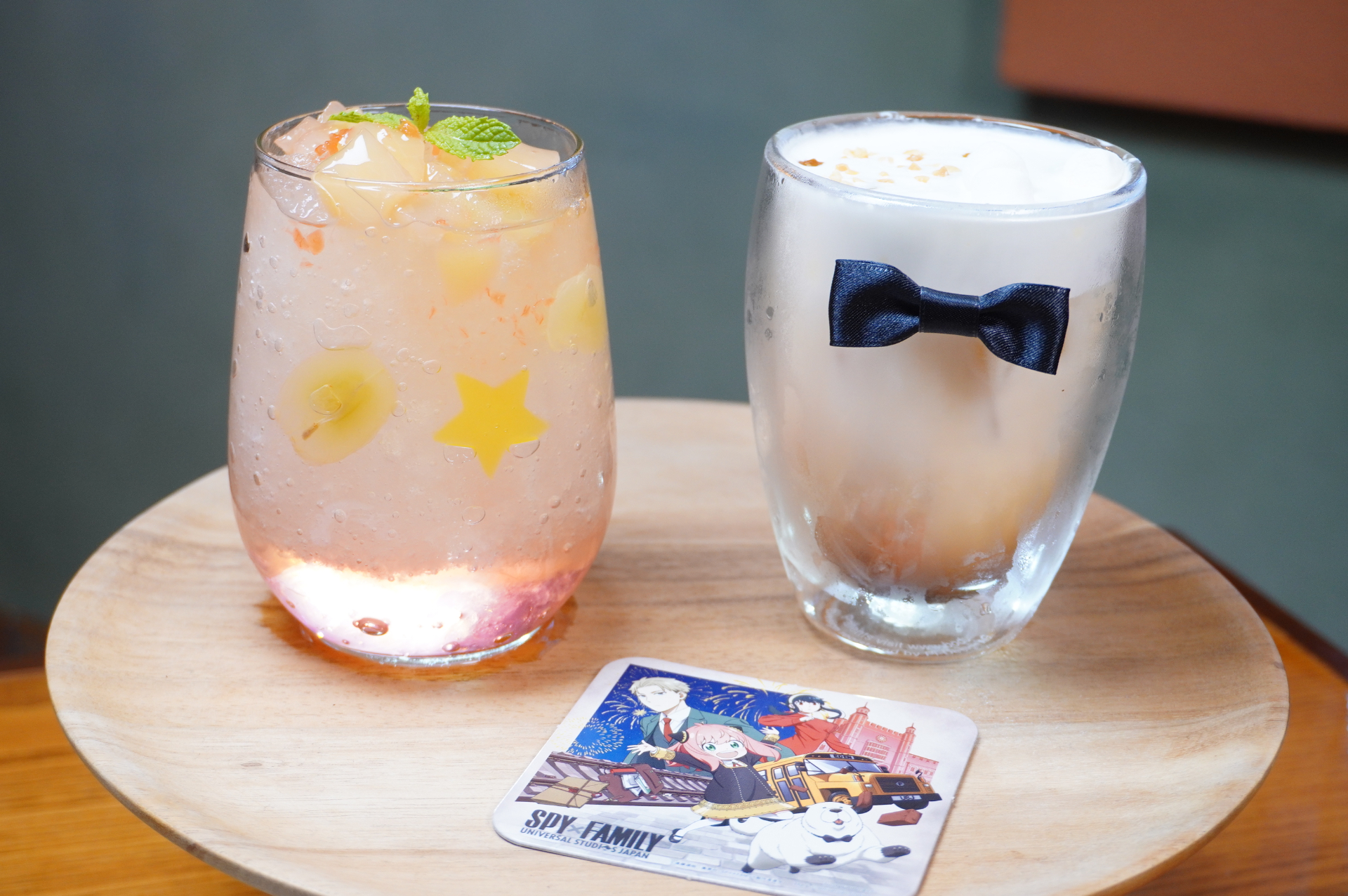 「アーニャのわくわくピーチ・フローズンソーダ」と「ボンドのもふもふティーラテ」はオリジナルコースターがセット