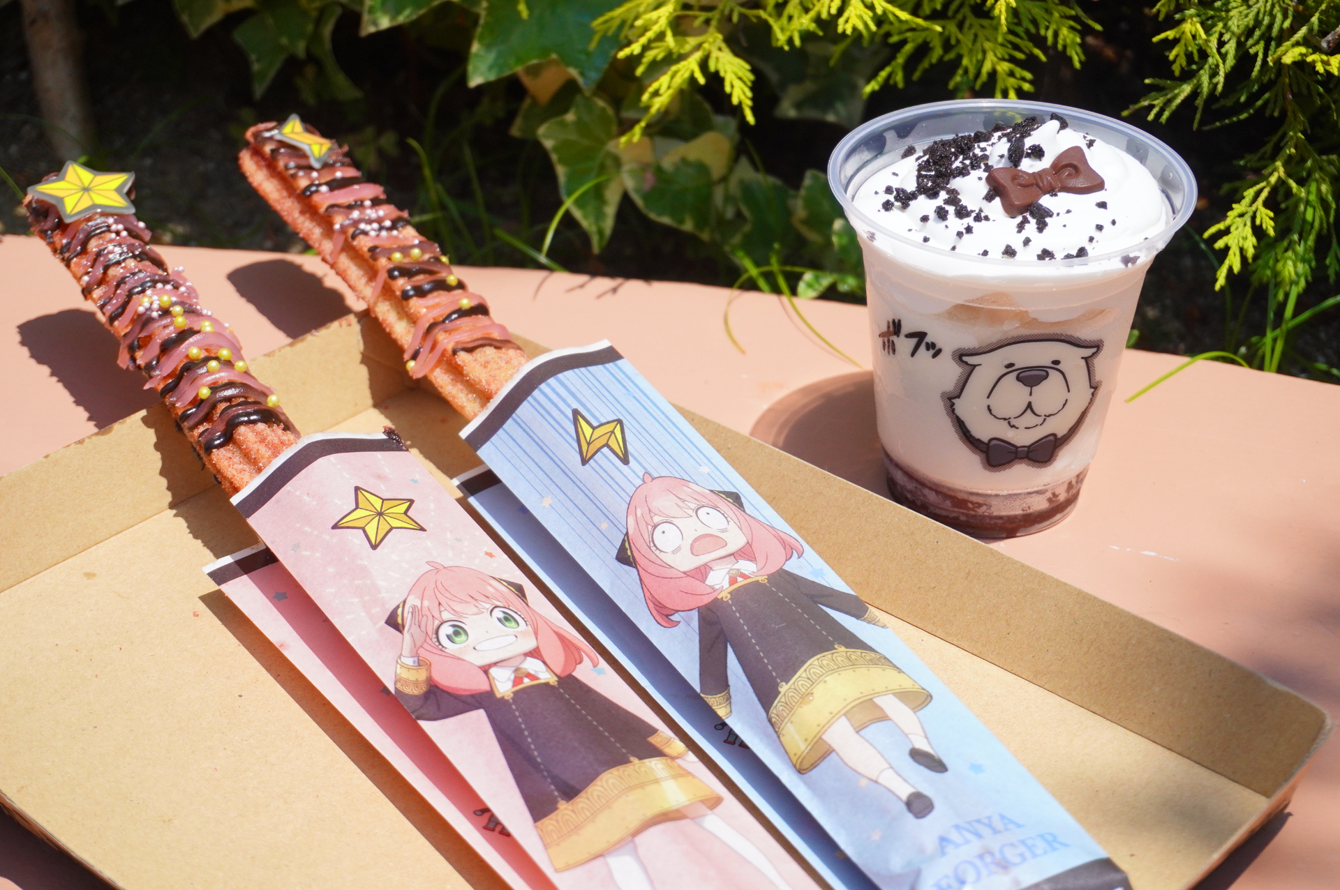 ストロベリー＆ラズベリー味の「チュリトス」は2種パッケージから選べる。「ボンドのアイスサンデー～バニラ＆チョコ～」は夏のパークでクールダウンするのにイチオシ