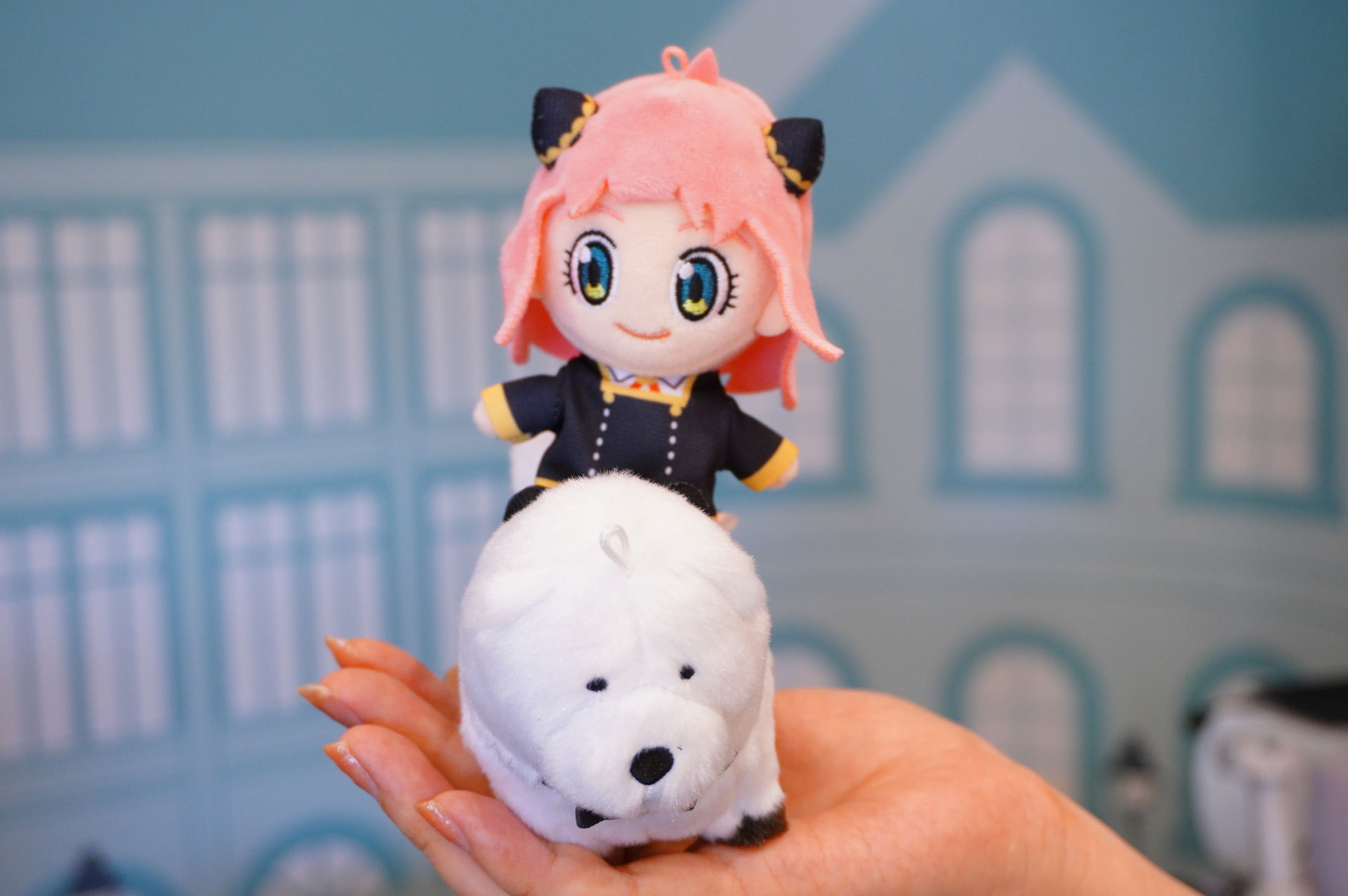 アーニャ＆ボンドが2個セットになった「肩乗せマスコットキーチェーンセット」。2つを合体させてもかわいい