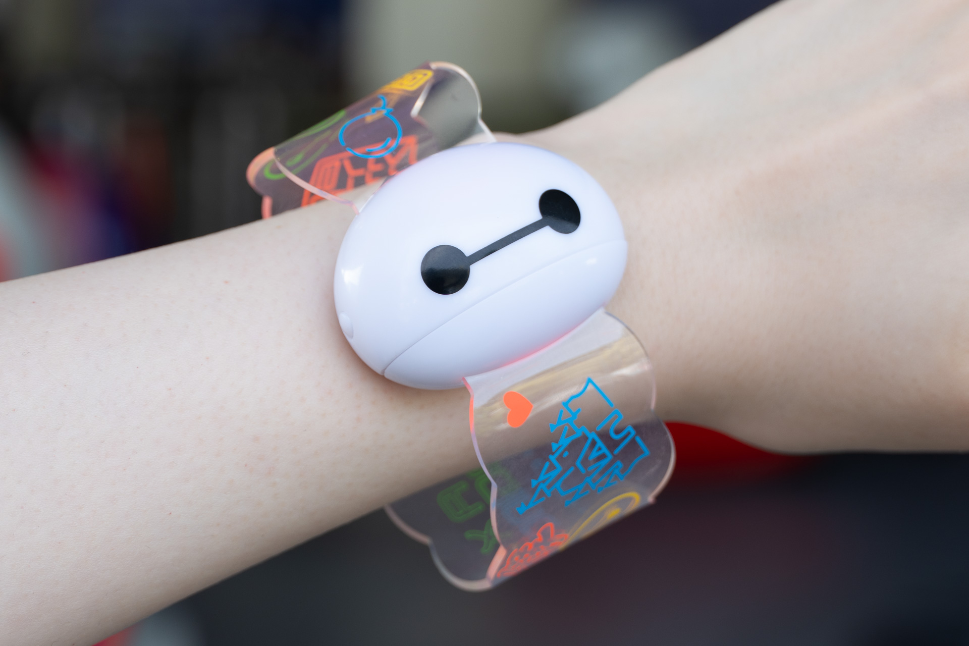 「光るバングル」（1800円）