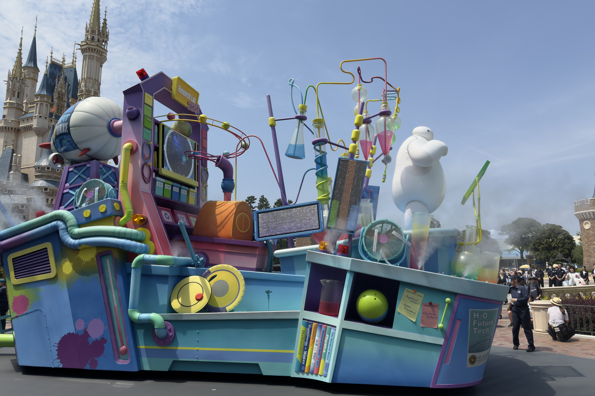 ゲストの“エナジーレベル”を調査しにやってきたベイマックス