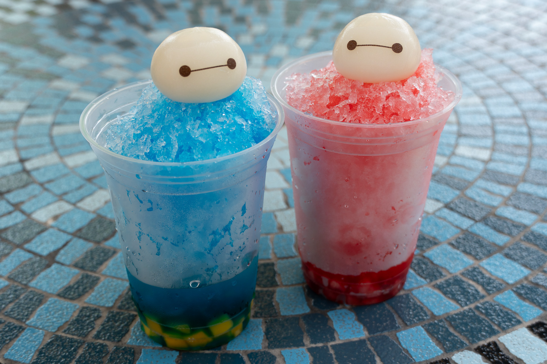 シェイブアイス ブルーシロップ＆マンゴー（左）、ストロベリー（右）