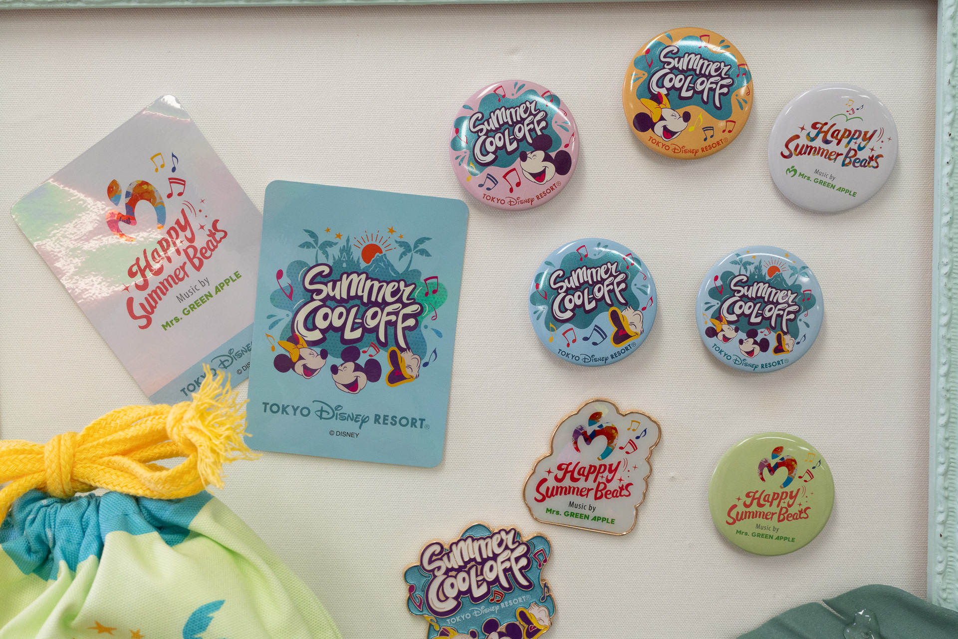 「カンバッジ ステッカー付き」（900円、セット3600円）