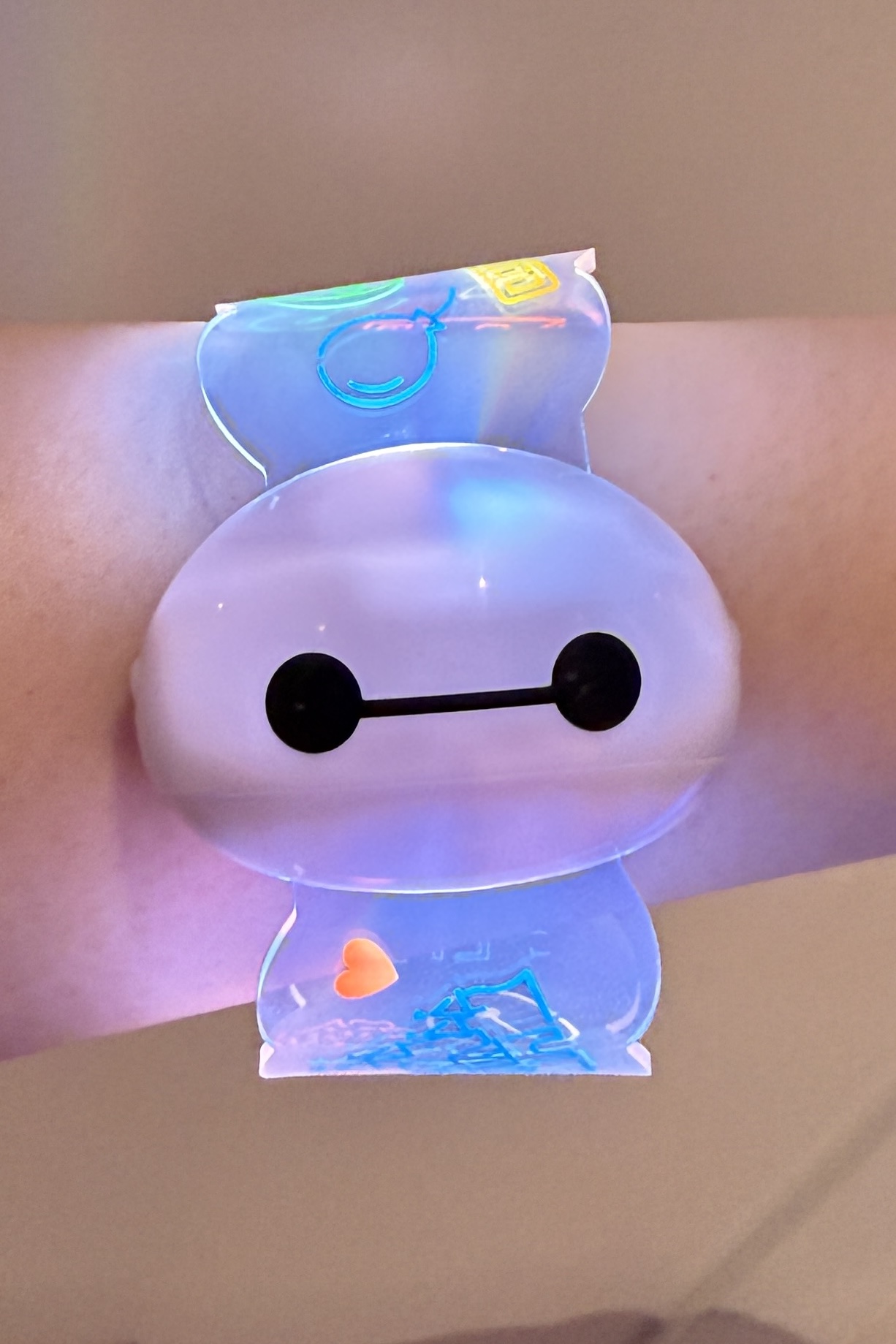 ボタンを押したり腕を振ったりすると5色に変化する