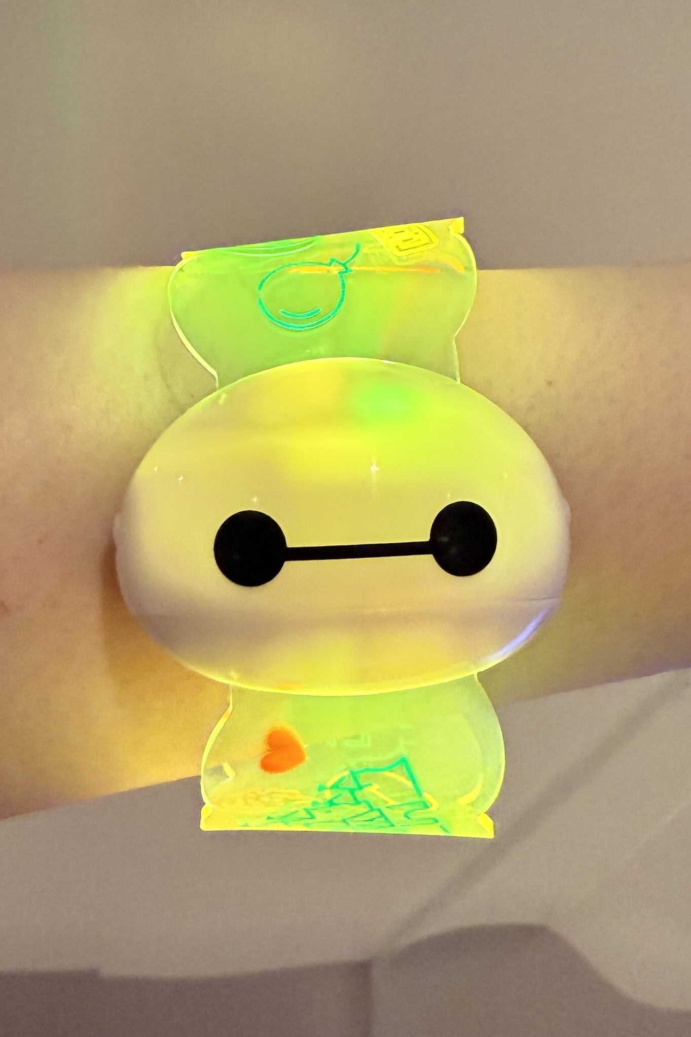 ボタンを押したり腕を振ったりすると5色に変化する