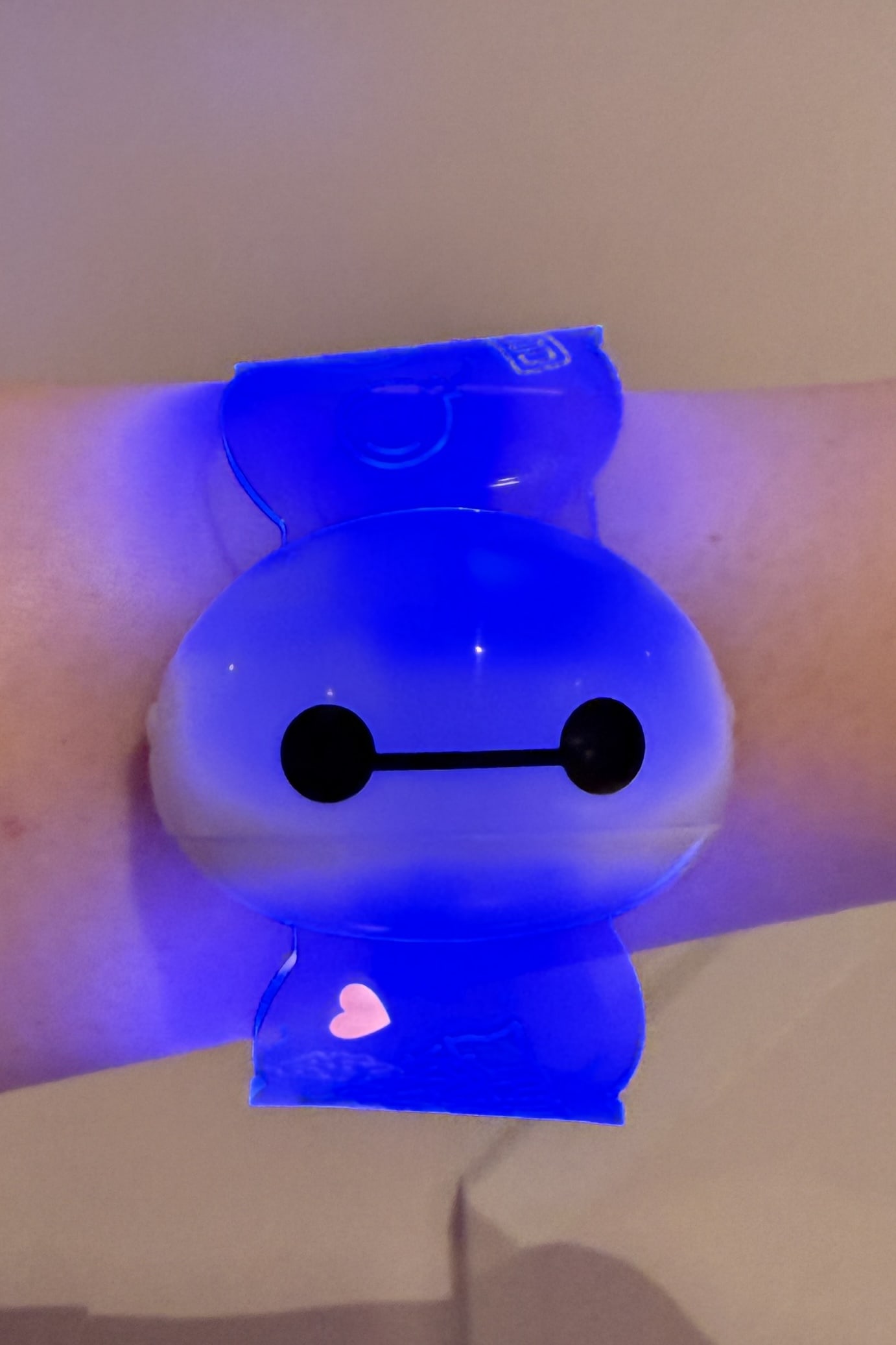 ボタンを押したり腕を振ったりすると5色に変化する