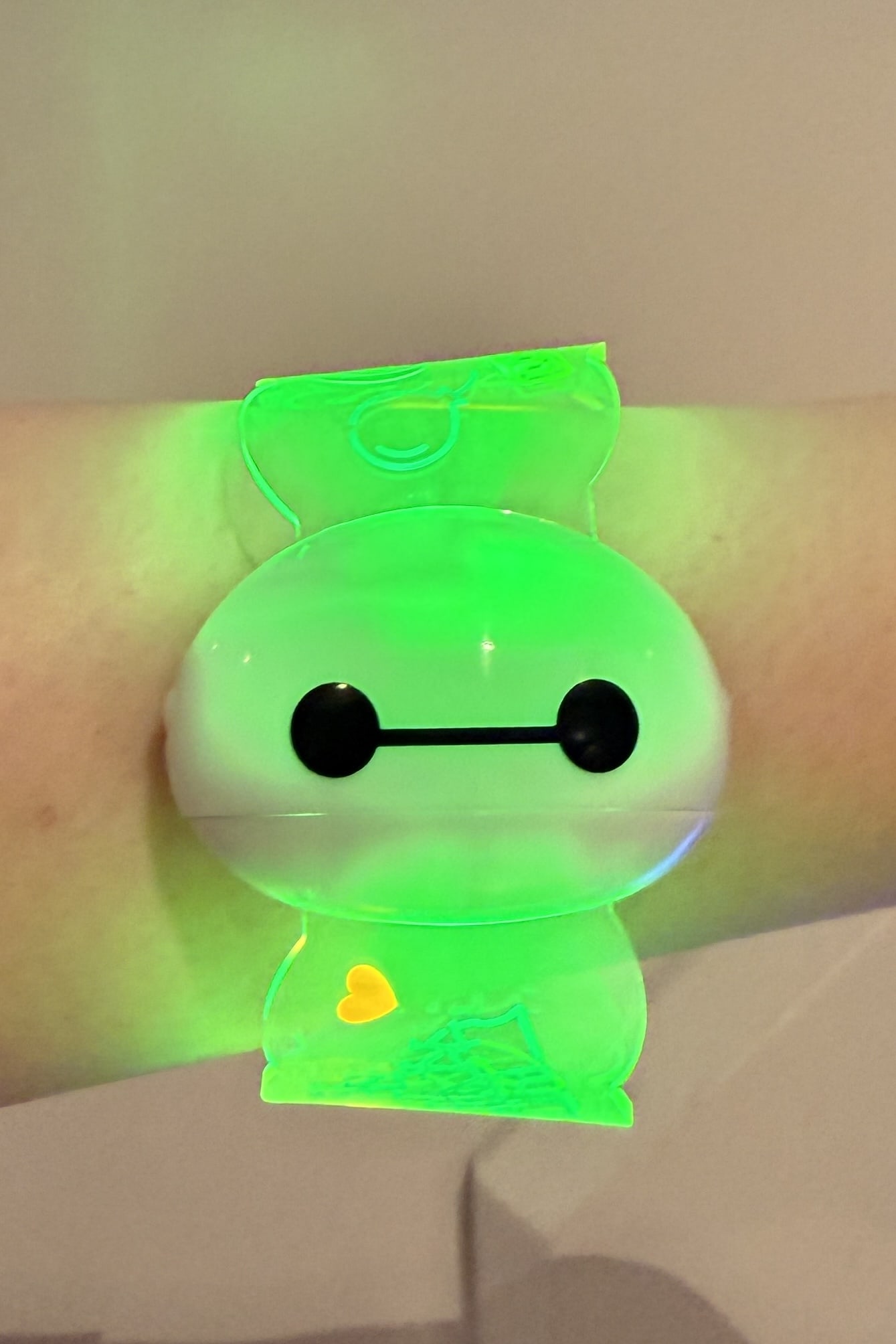 ボタンを押したり腕を振ったりすると5色に変化する